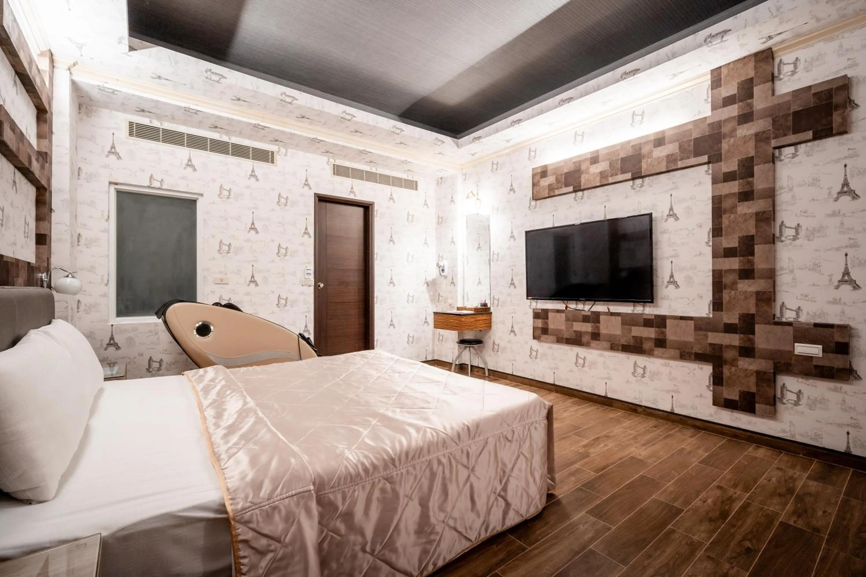 Photo of the whole room, Bed in Holland Village Motel