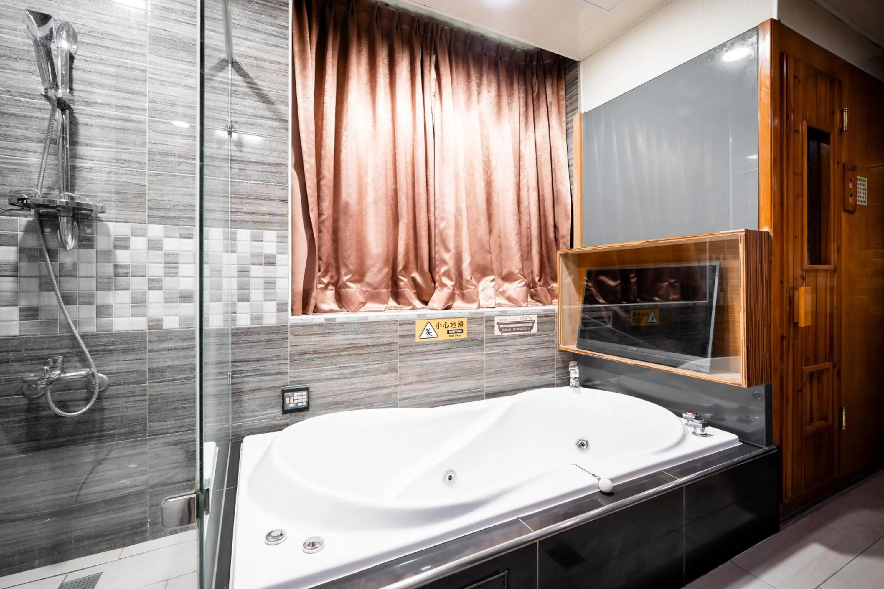 Hot Tub in Holland Village Motel