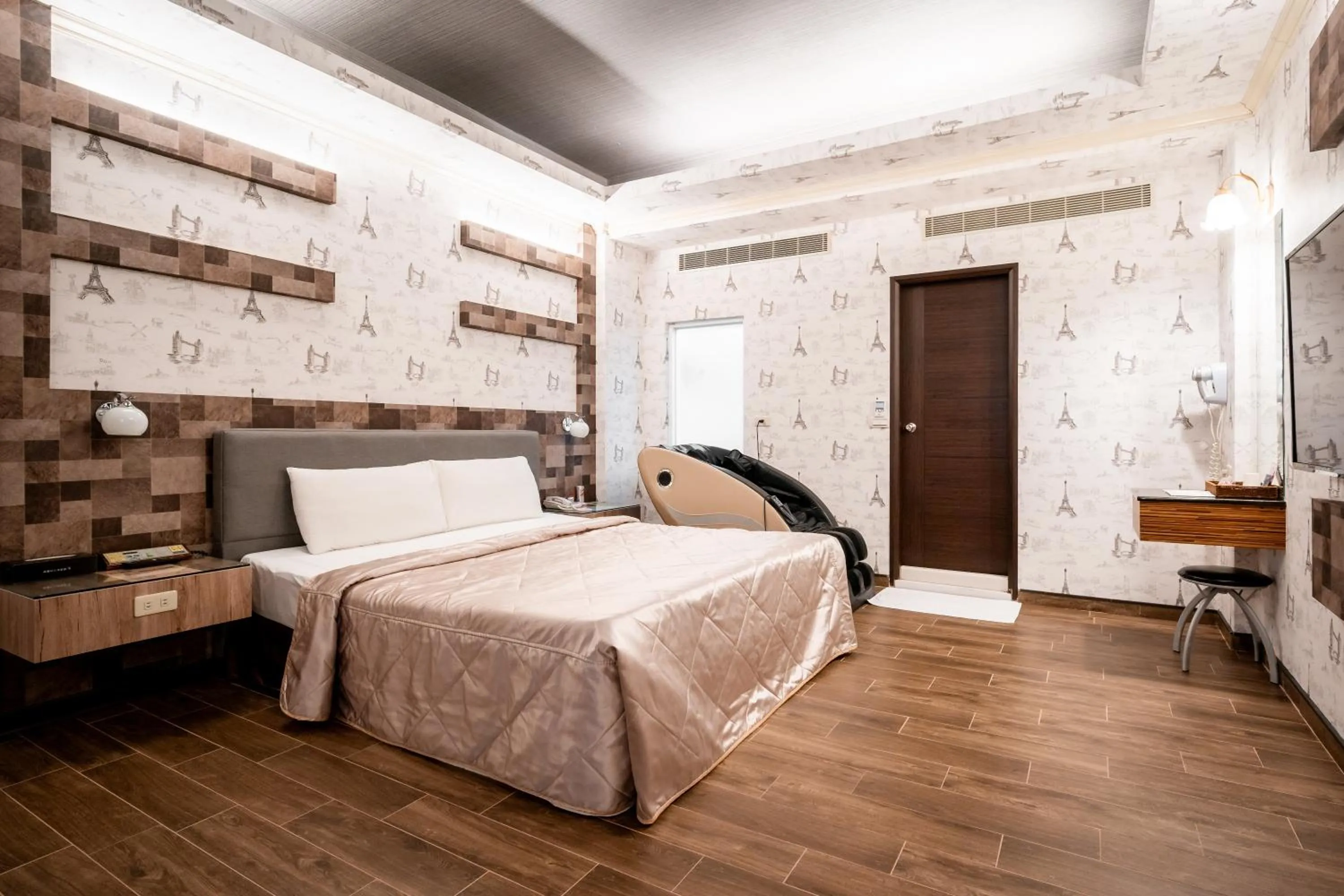 Photo of the whole room, Bed in Holland Village Motel