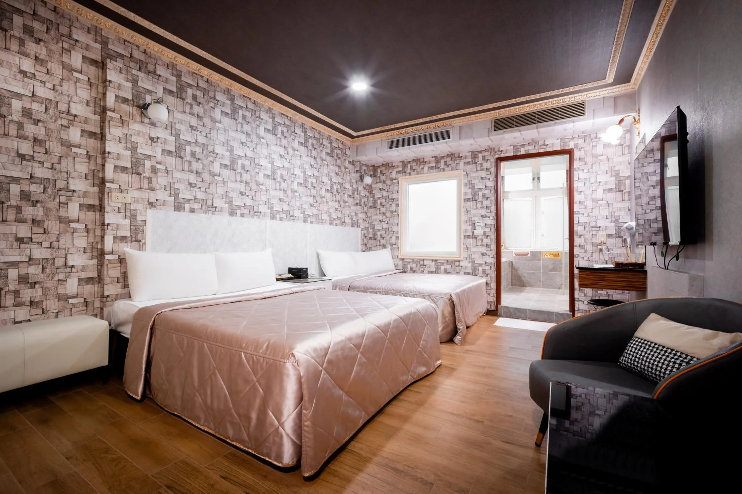 Photo of the whole room, Bed in Holland Village Motel