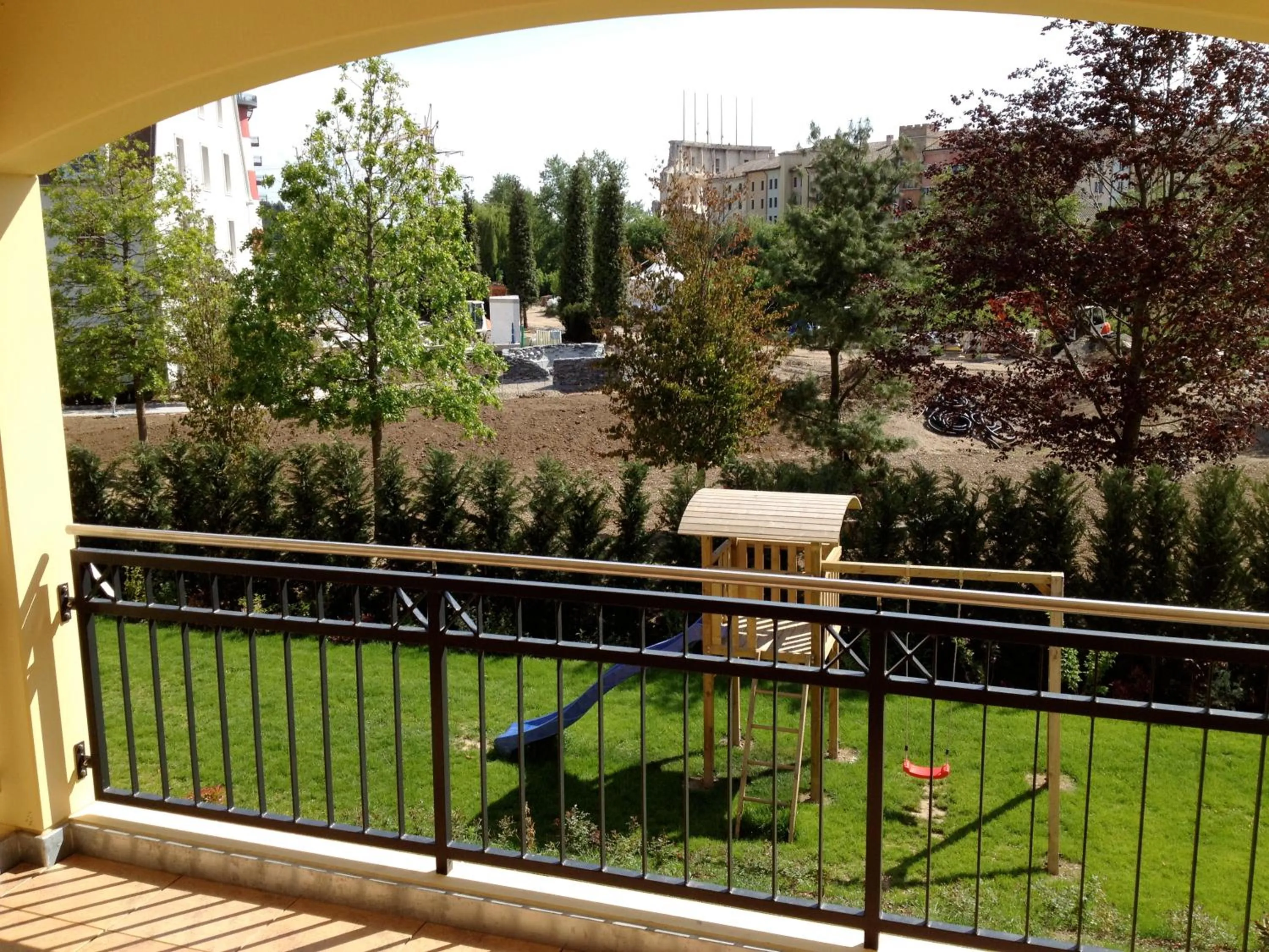 Children play ground in CALIFORNIA Flat - EP Ticket Garantie