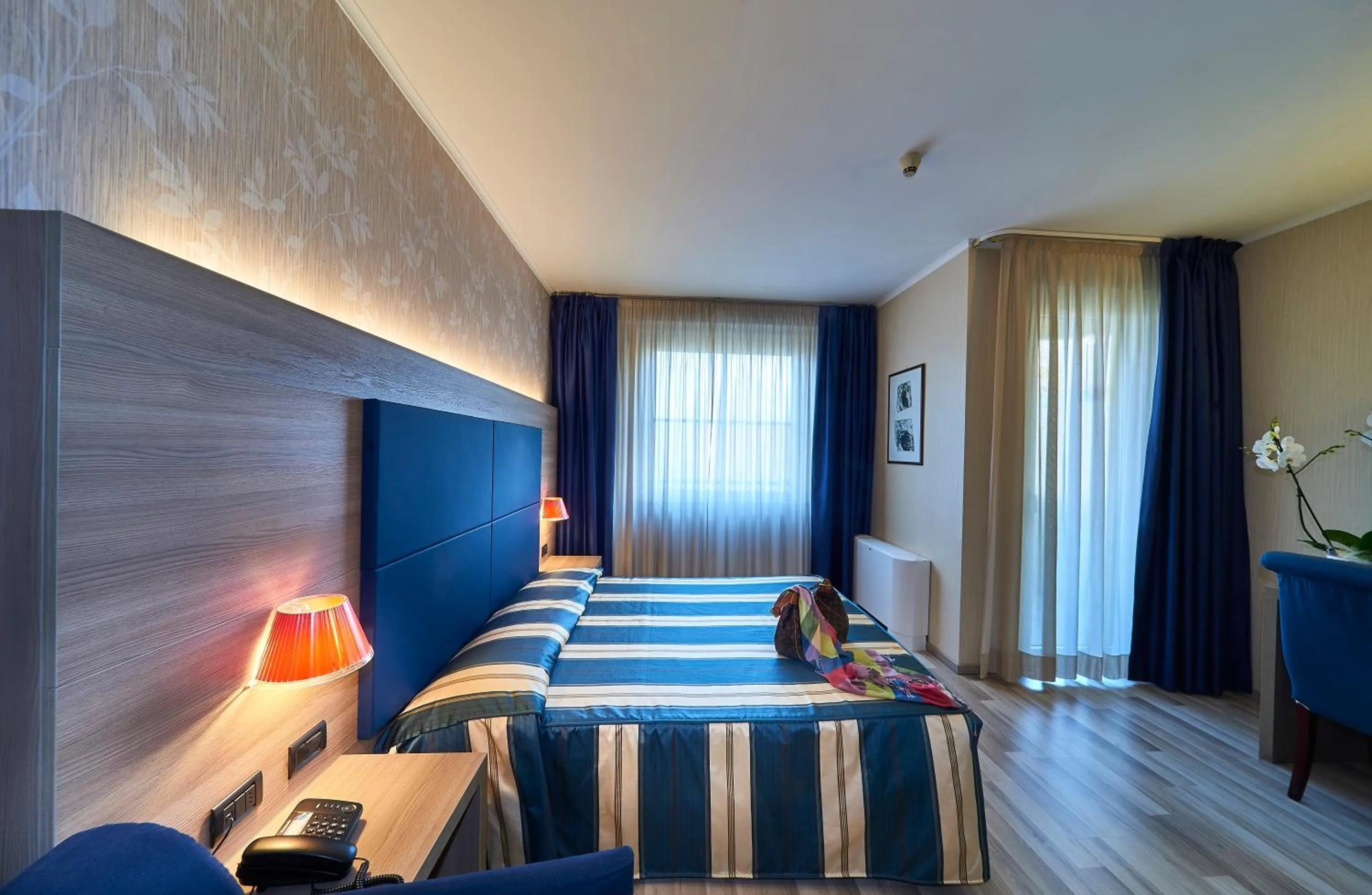 Lake view, Bed in Hotel Alberi