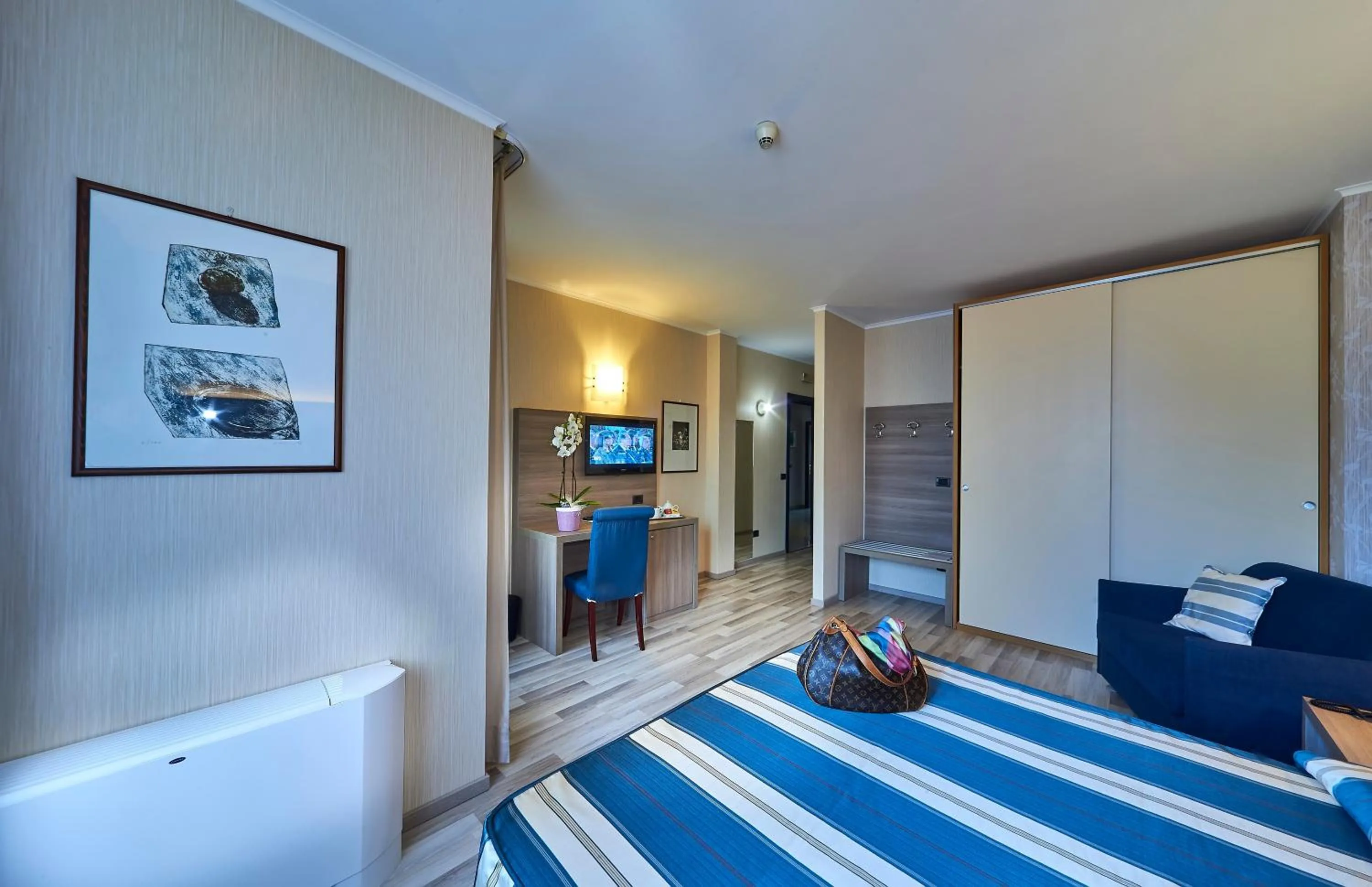 Lake view, Bed in Hotel Alberi