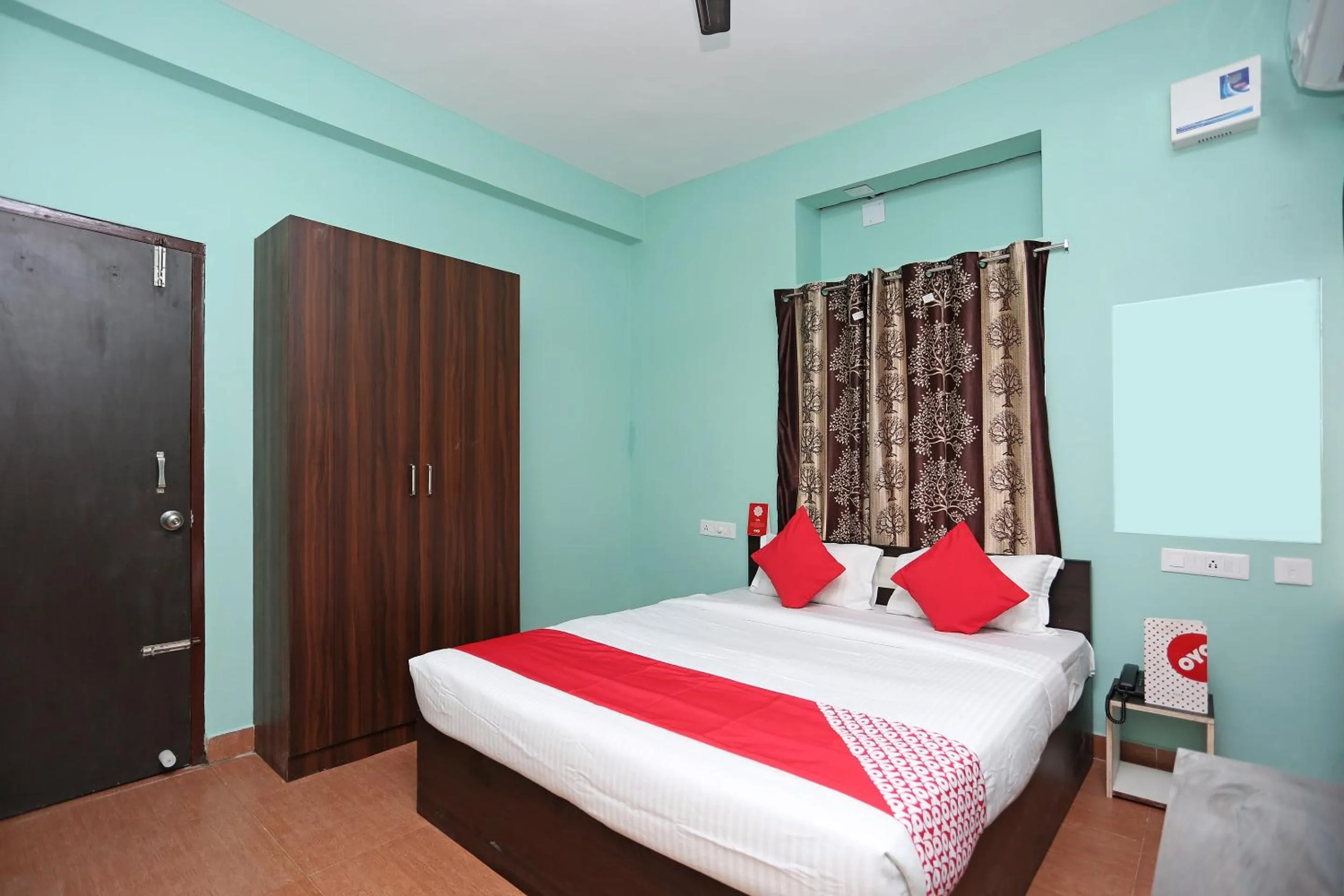 Bedroom, Bed in Super OYO 17276 The Maple Tree Hotels