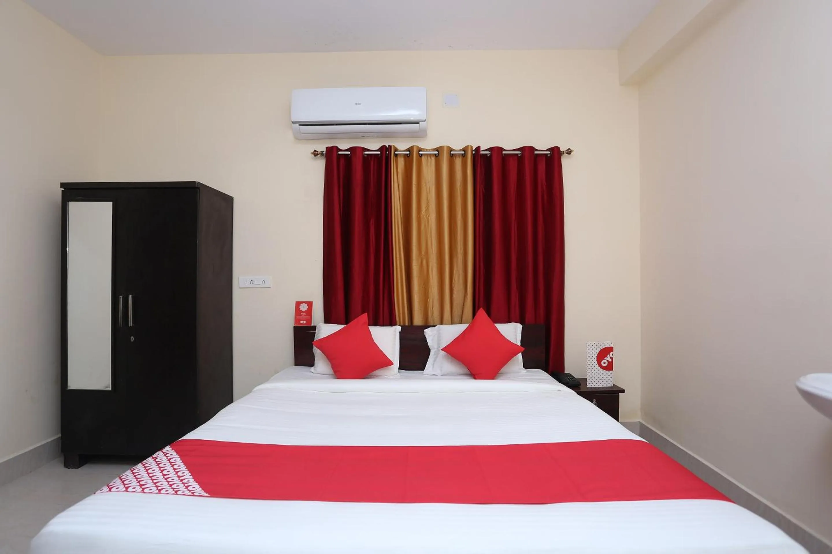 Facade/entrance, Bed in Hotel O Moonlight