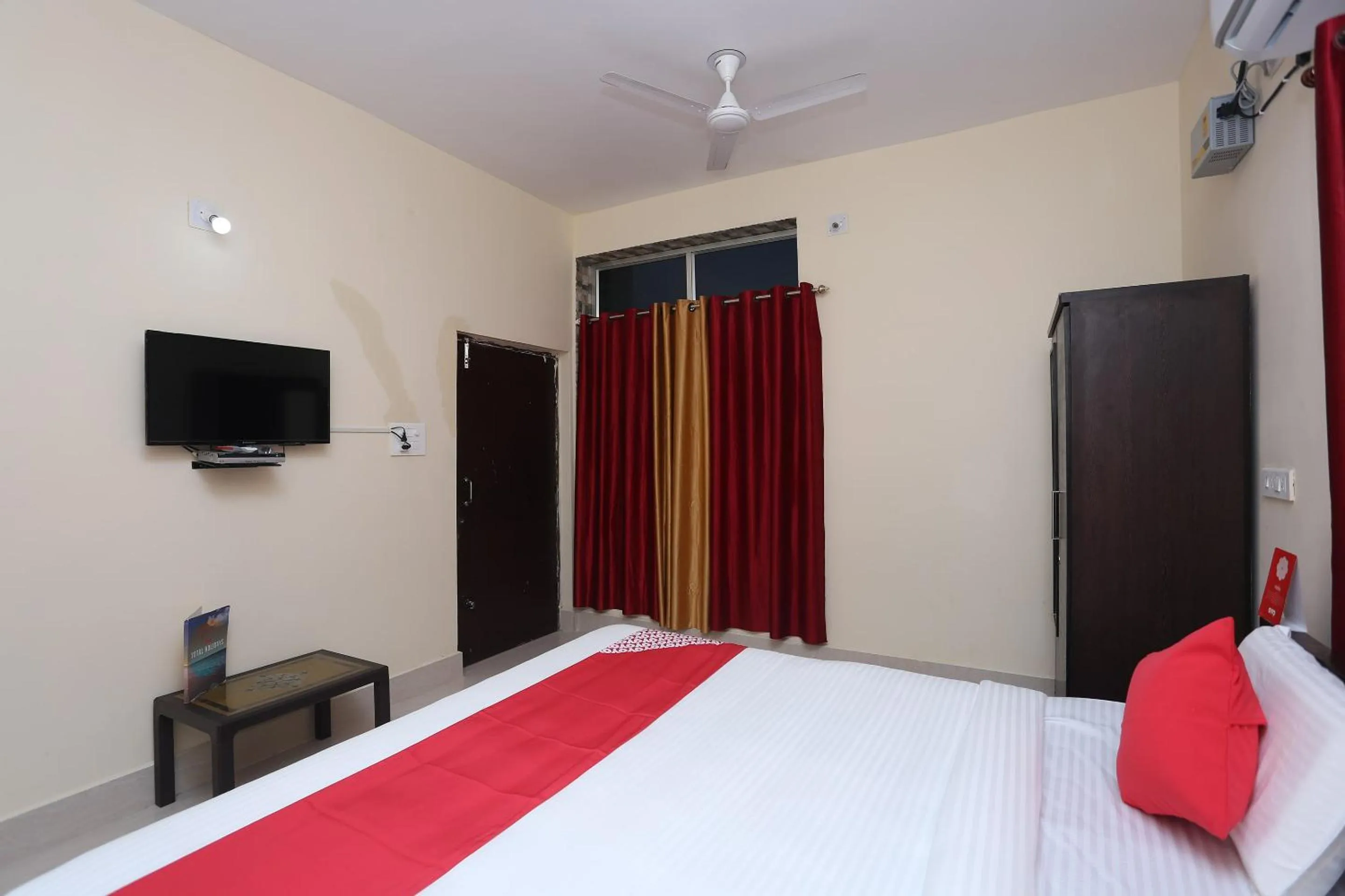 Facade/entrance, Bed in Hotel O Moonlight