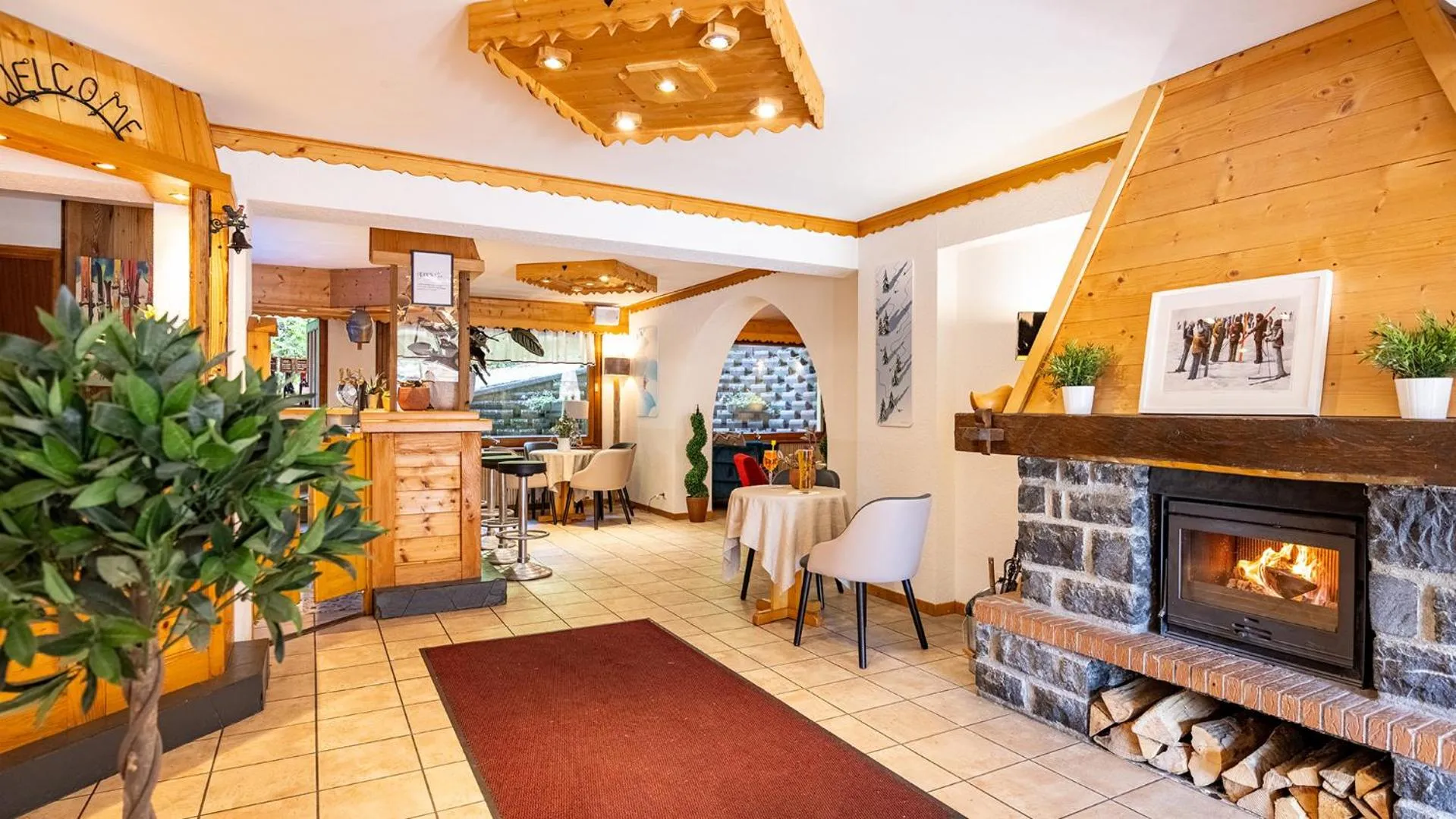 Lounge or bar in L'Hermine Blanche