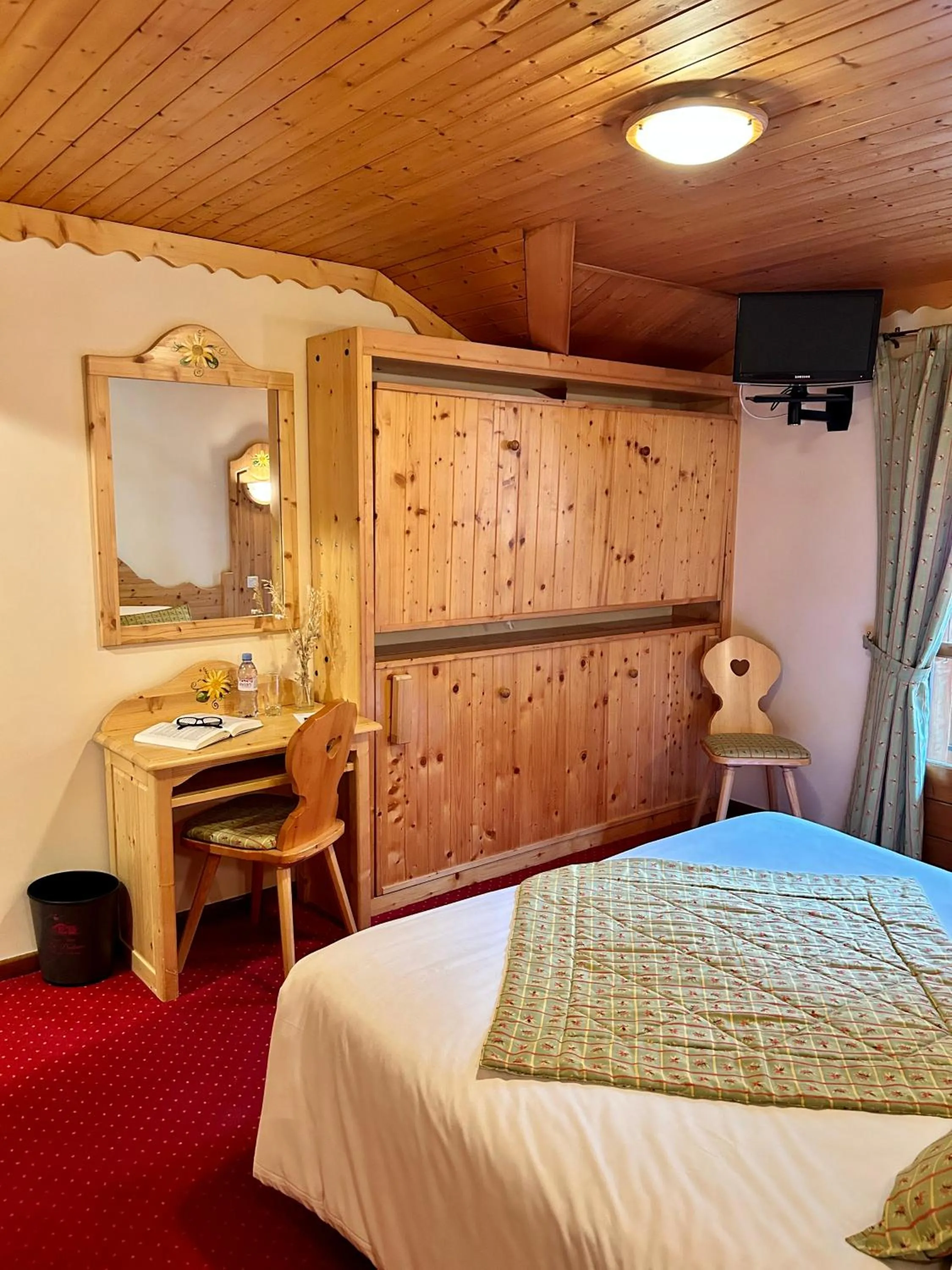 Bedroom, Bed in Hameau des Prodains - Hôtel