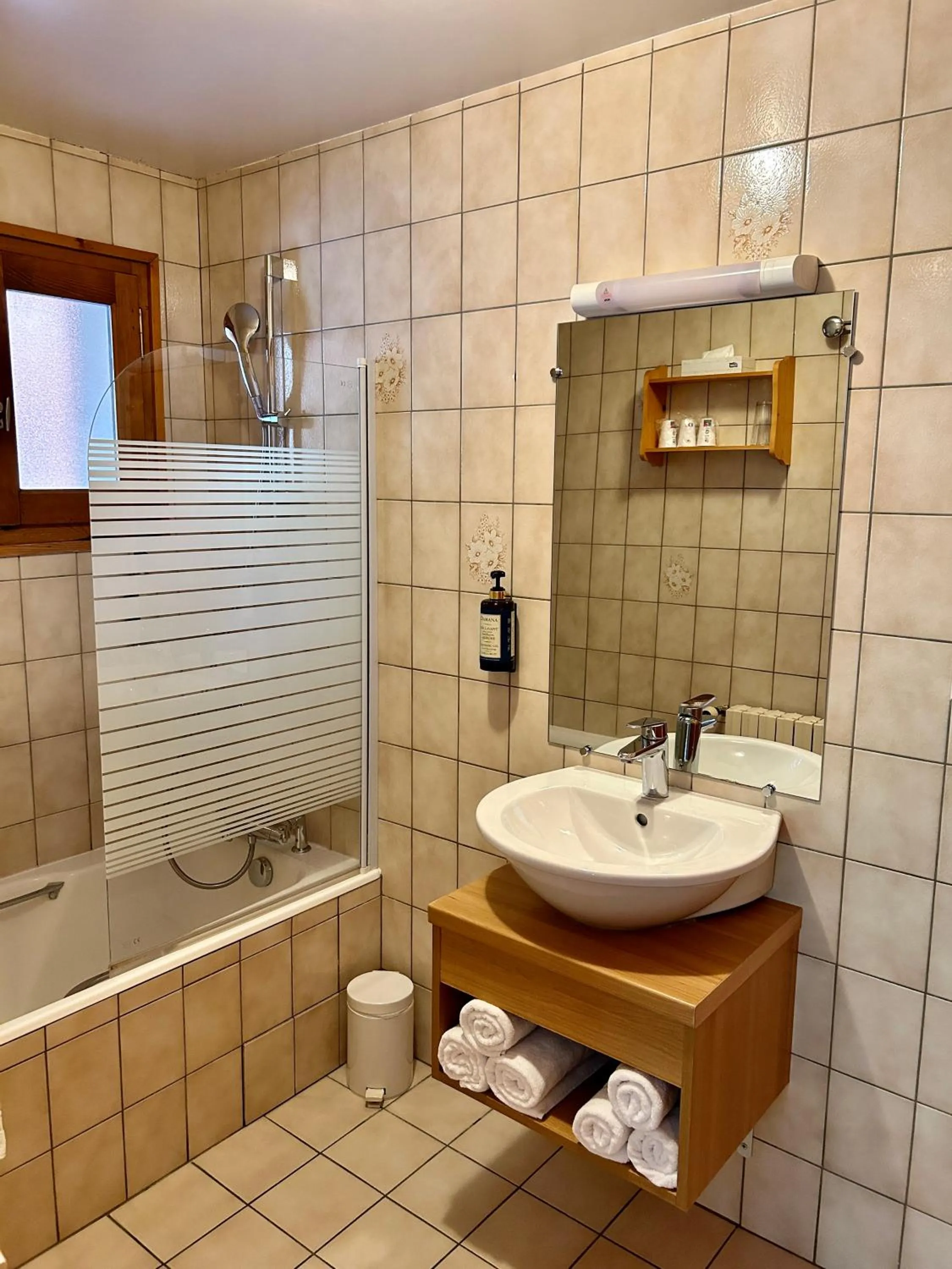 Bathroom in Hameau des Prodains - Hôtel