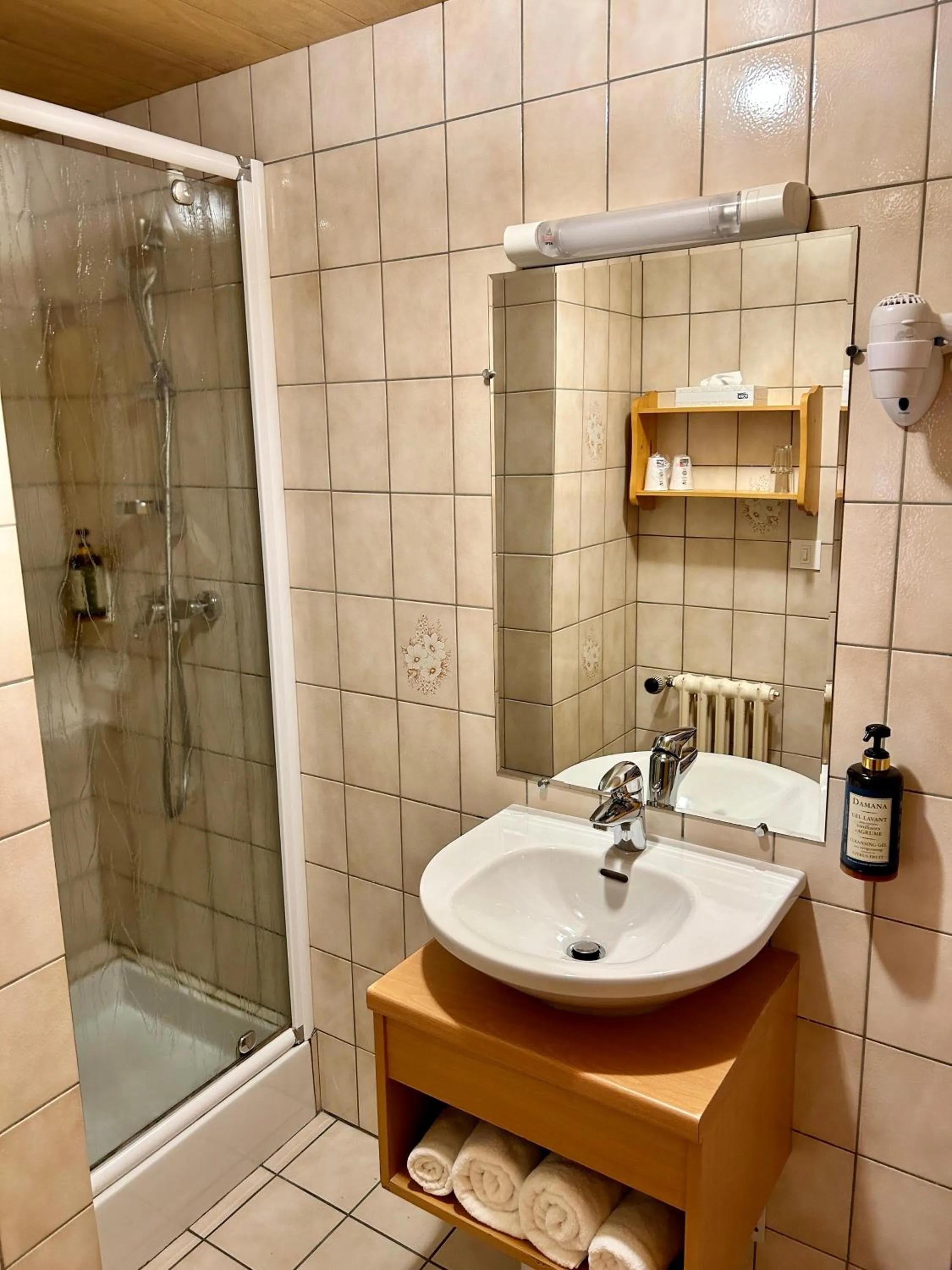 Bathroom in Hameau des Prodains - Hôtel