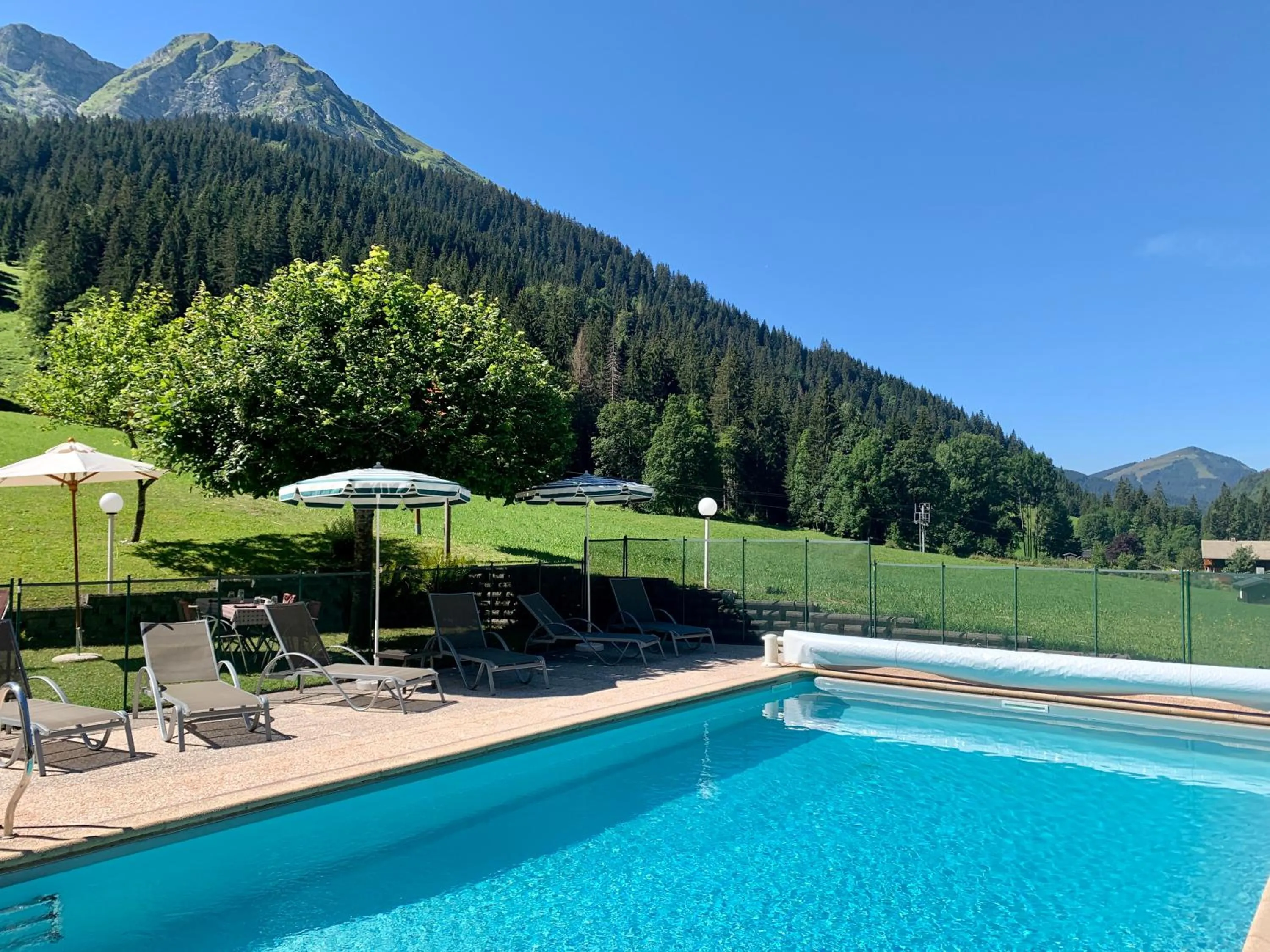 Pool view in Hameau des Prodains - Hôtel