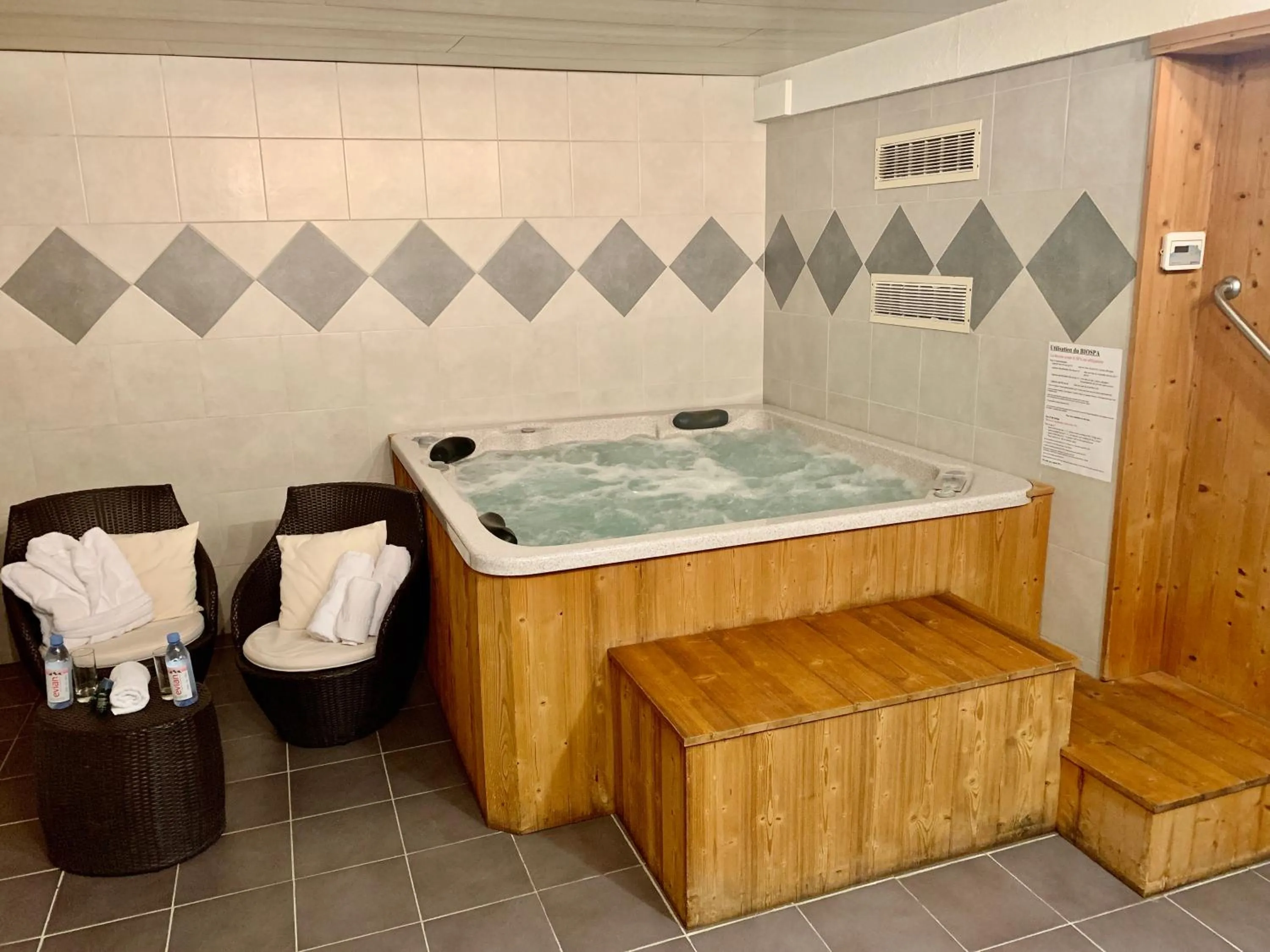 Hot Tub in Hameau des Prodains - Hôtel