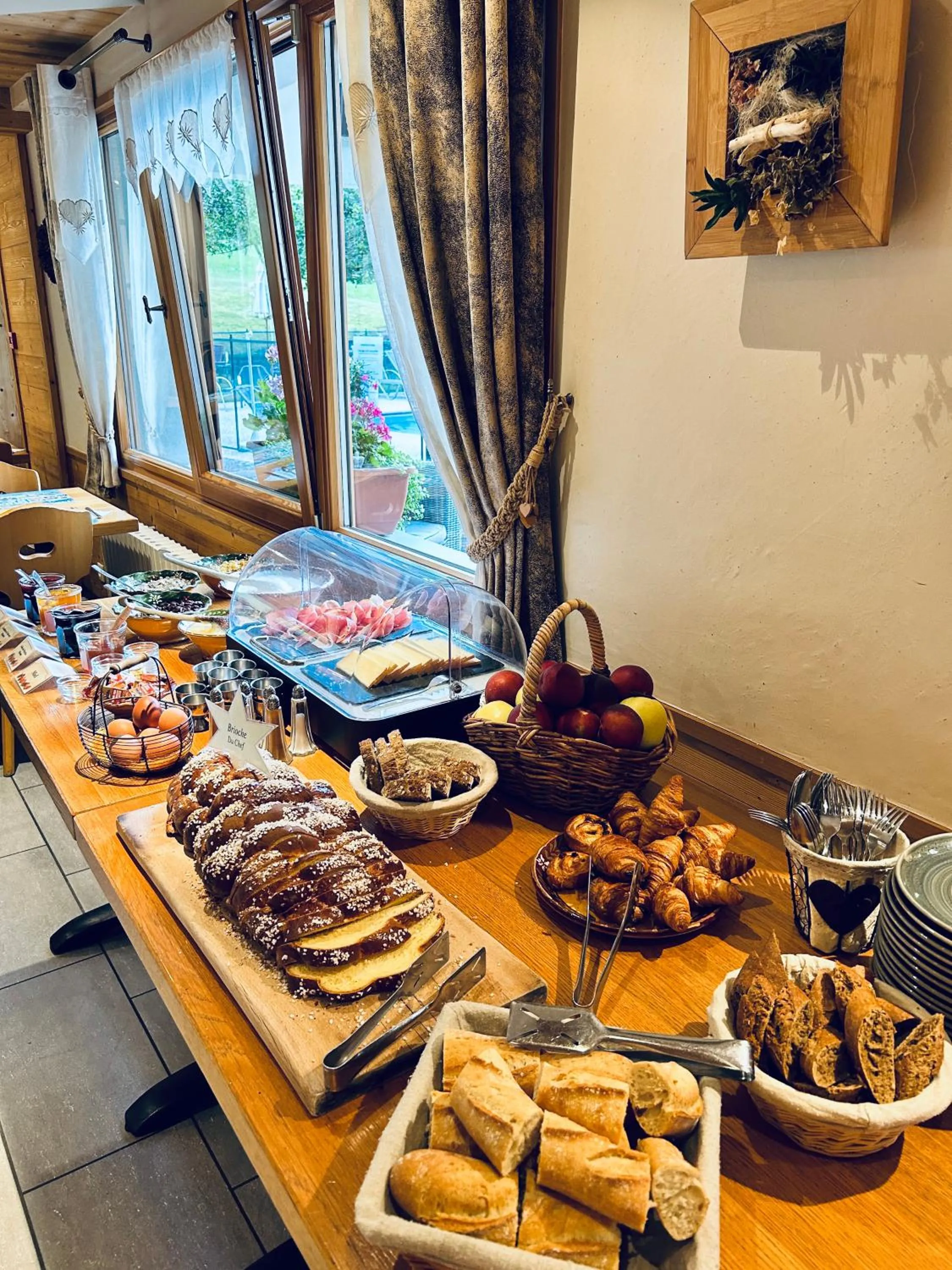 Buffet breakfast in Hameau des Prodains - Hôtel