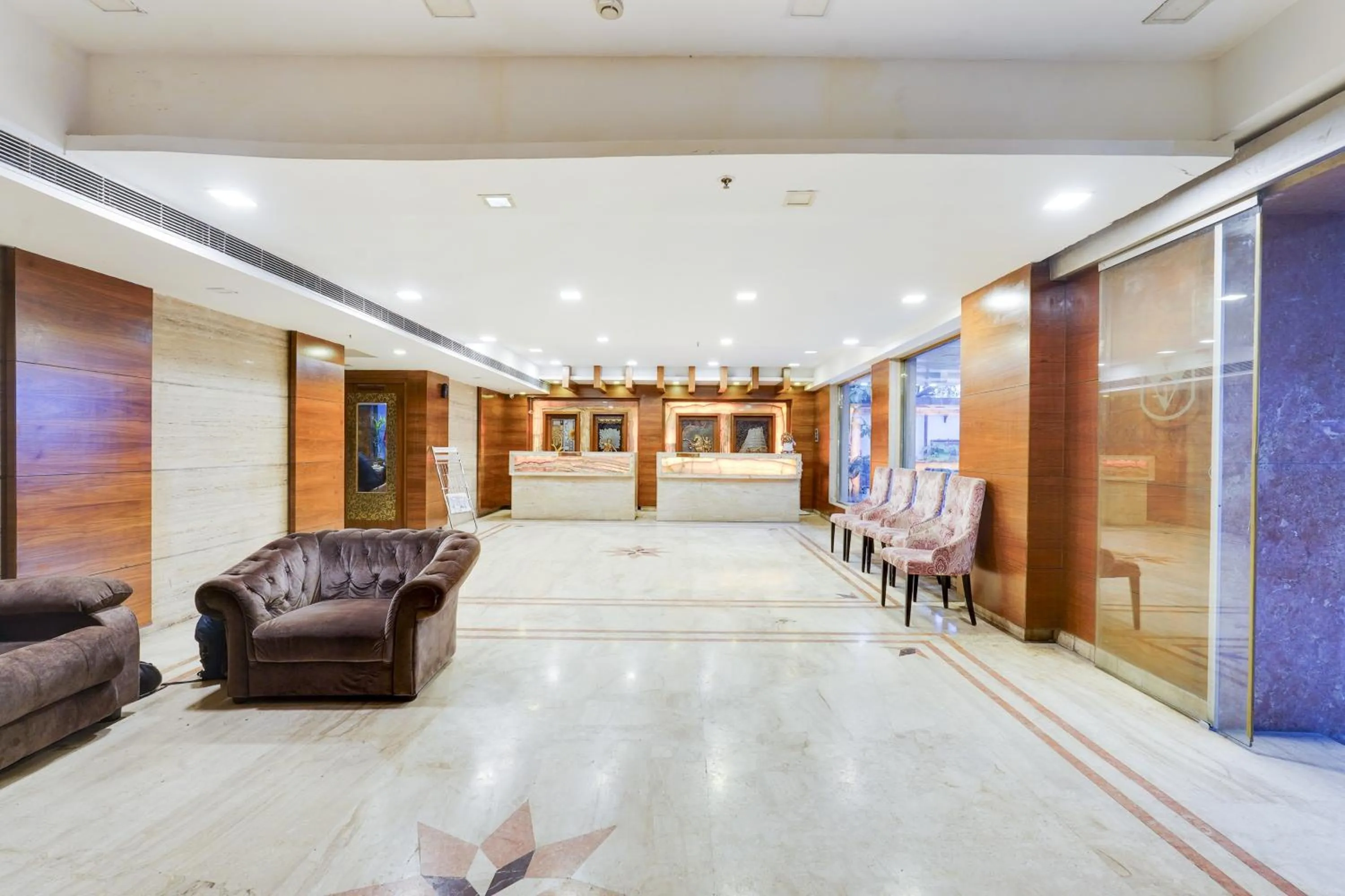 Lobby or reception in Super Townhouse Oak Alandur Near Chennai Airport Formerly Vijay Park