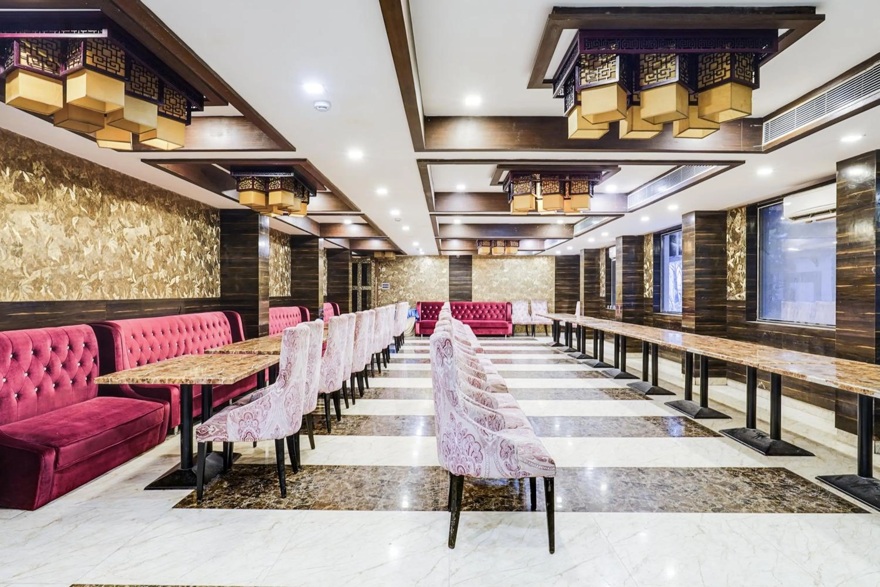 Restaurant/places to eat in Super Townhouse Oak Alandur Near Chennai Airport Formerly Vijay Park