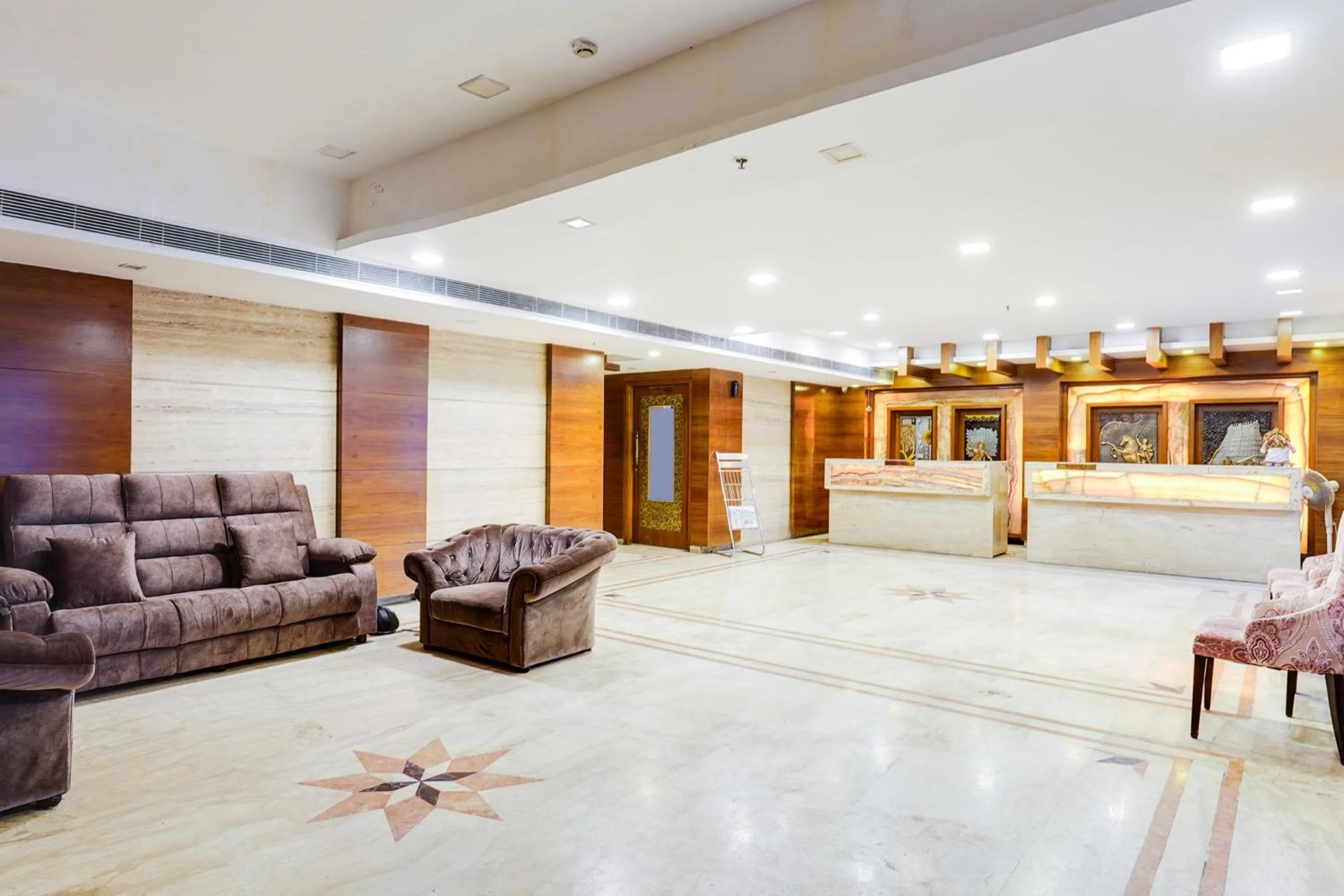 Lobby or reception in Super Townhouse Oak Alandur Near Chennai Airport Formerly Vijay Park