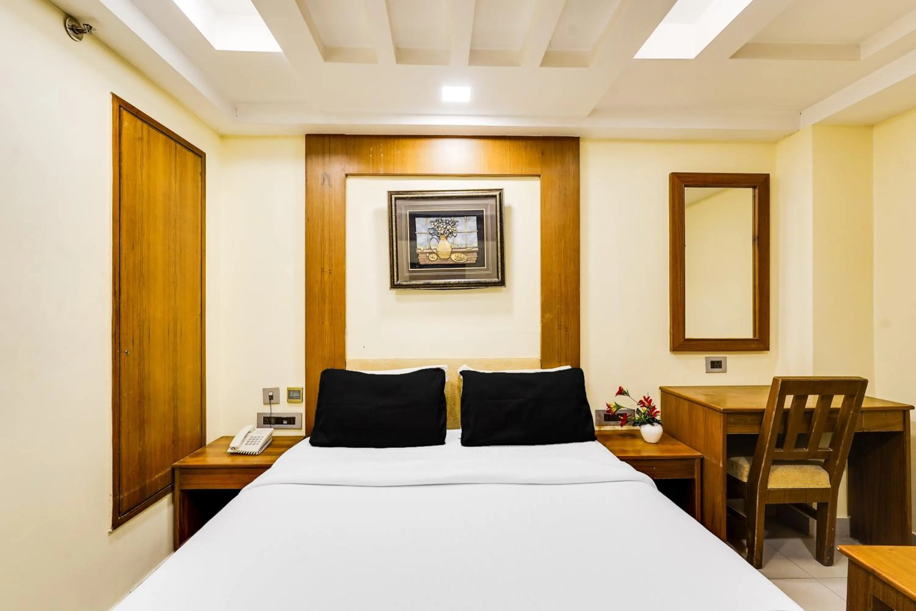 Bedroom, Bed in Super Townhouse Oak Alandur Near Chennai Airport Formerly Vijay Park