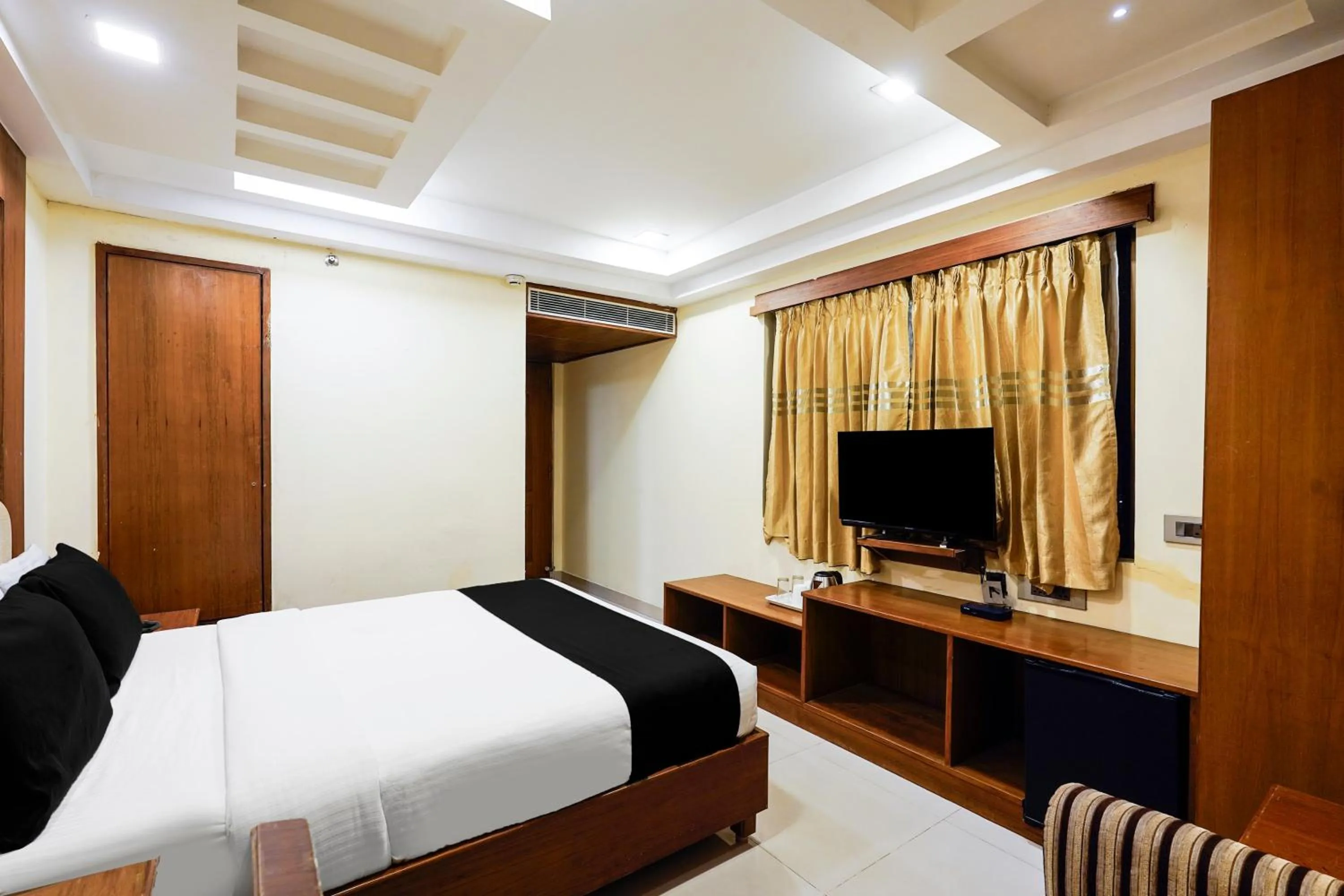 Bedroom, Bed in Super Townhouse Oak Alandur Near Chennai Airport Formerly Vijay Park