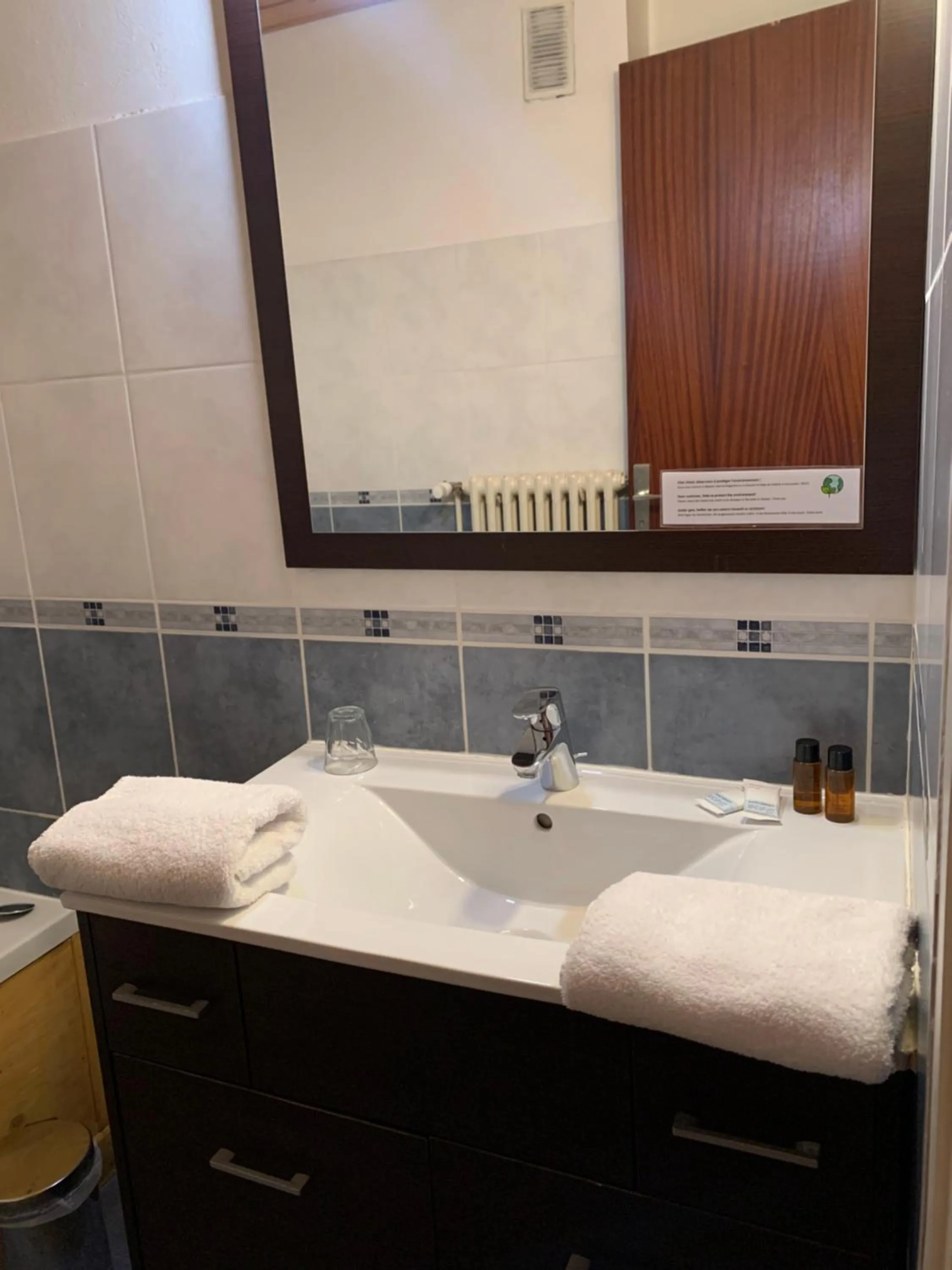 Bathroom in Hotel Le Concorde