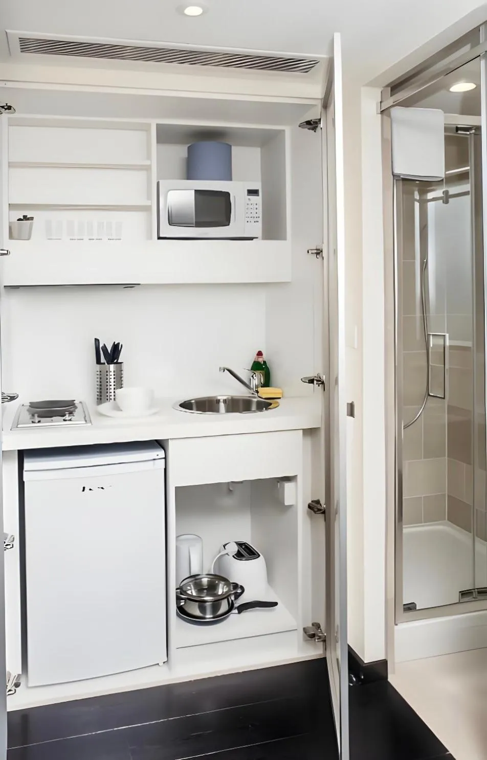 Shower in 39 Studios