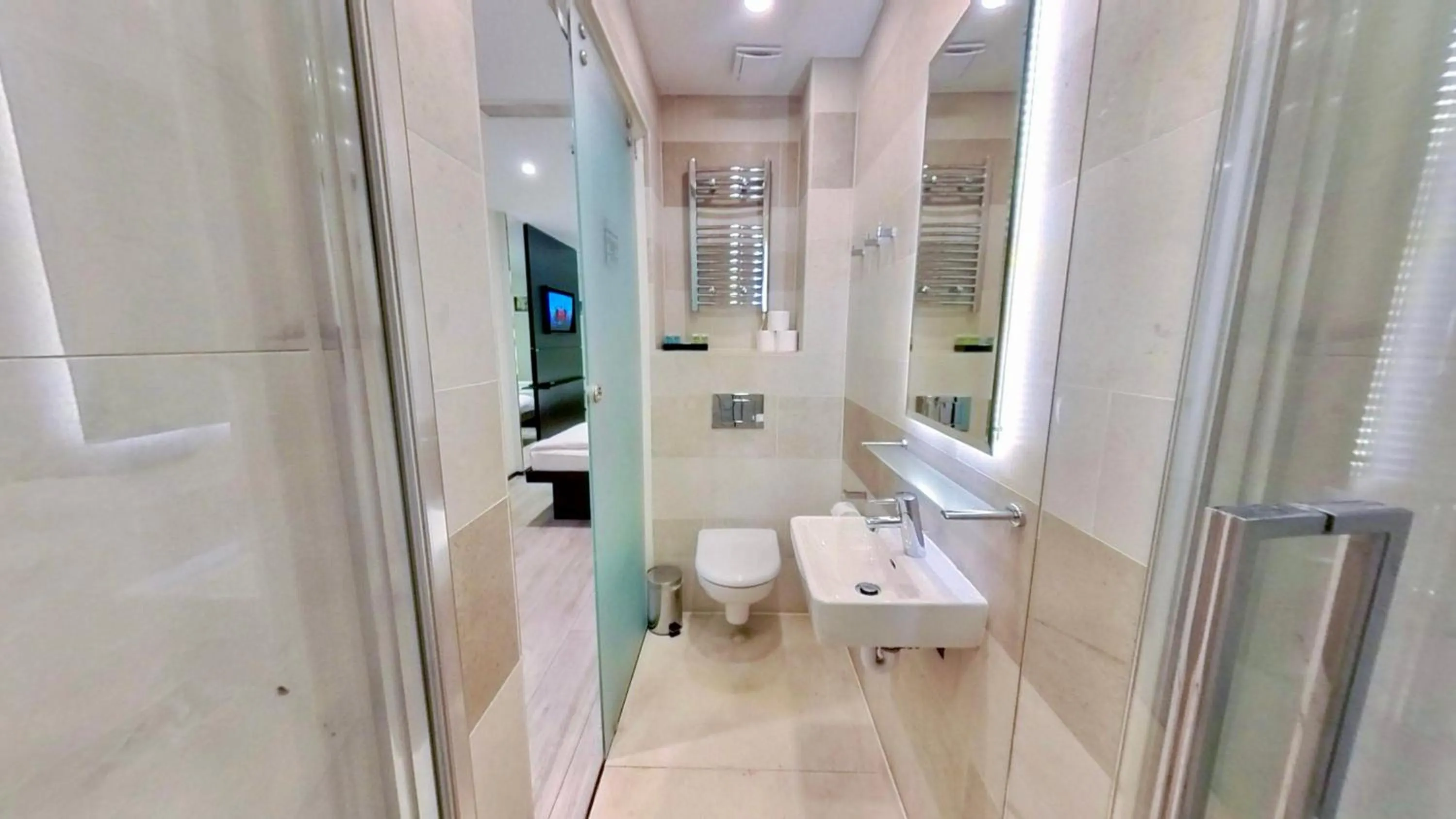 Toilet in 39 Studios