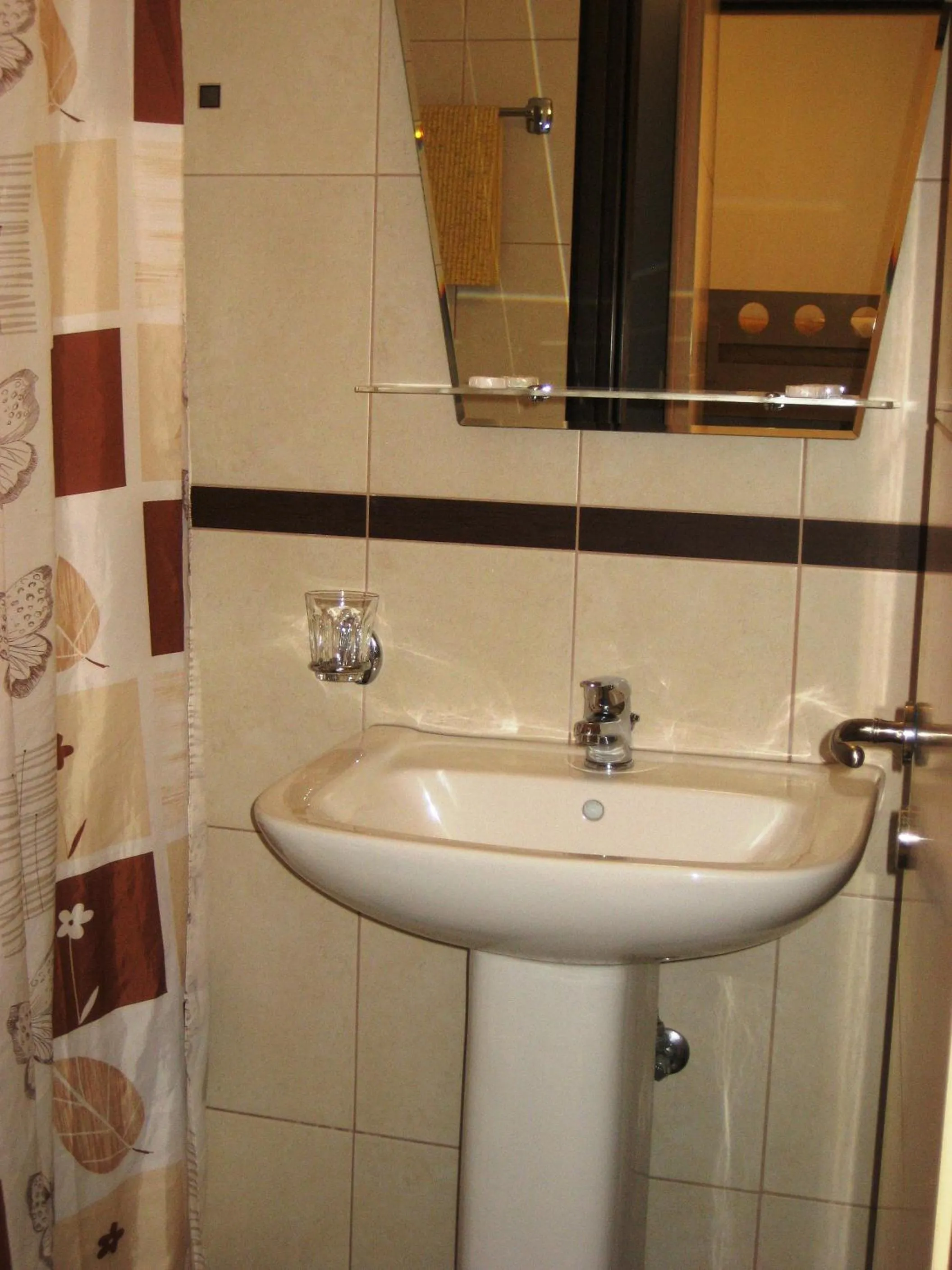 Bathroom in Yiorgos Studios