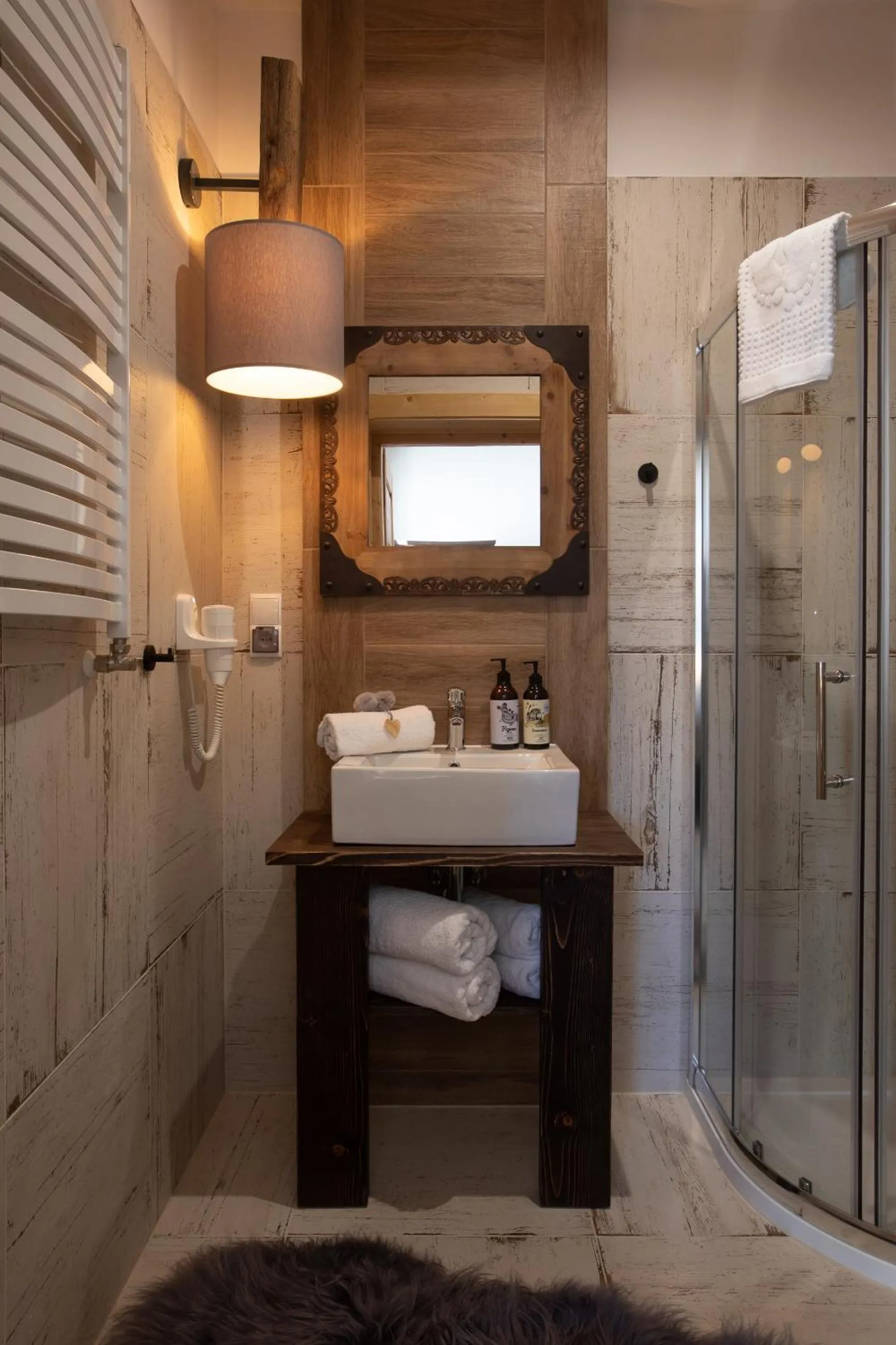 Shower in Niedźwiedzia Residence Garden Sauna