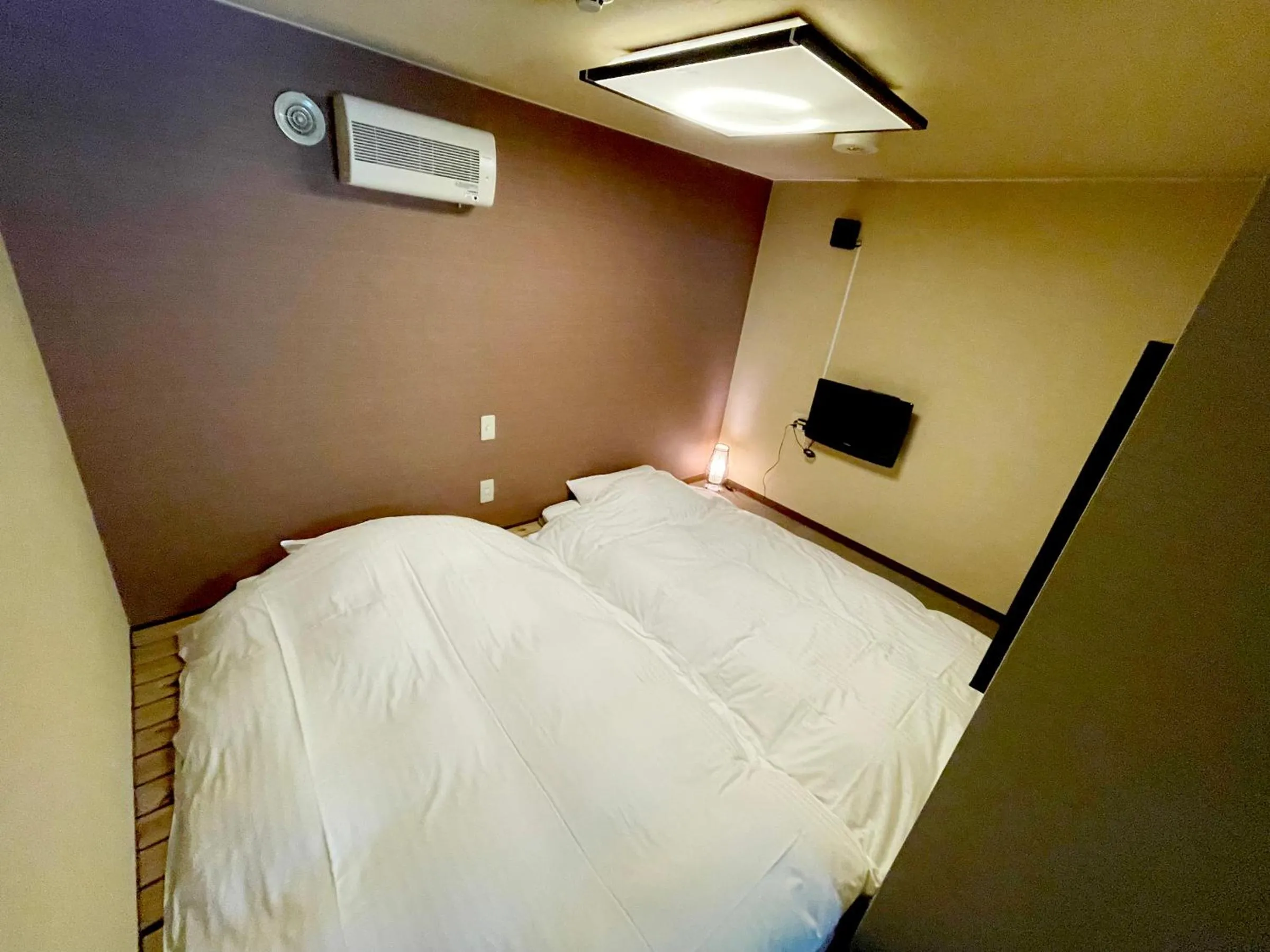 Bedroom, Bed in Winkel Village