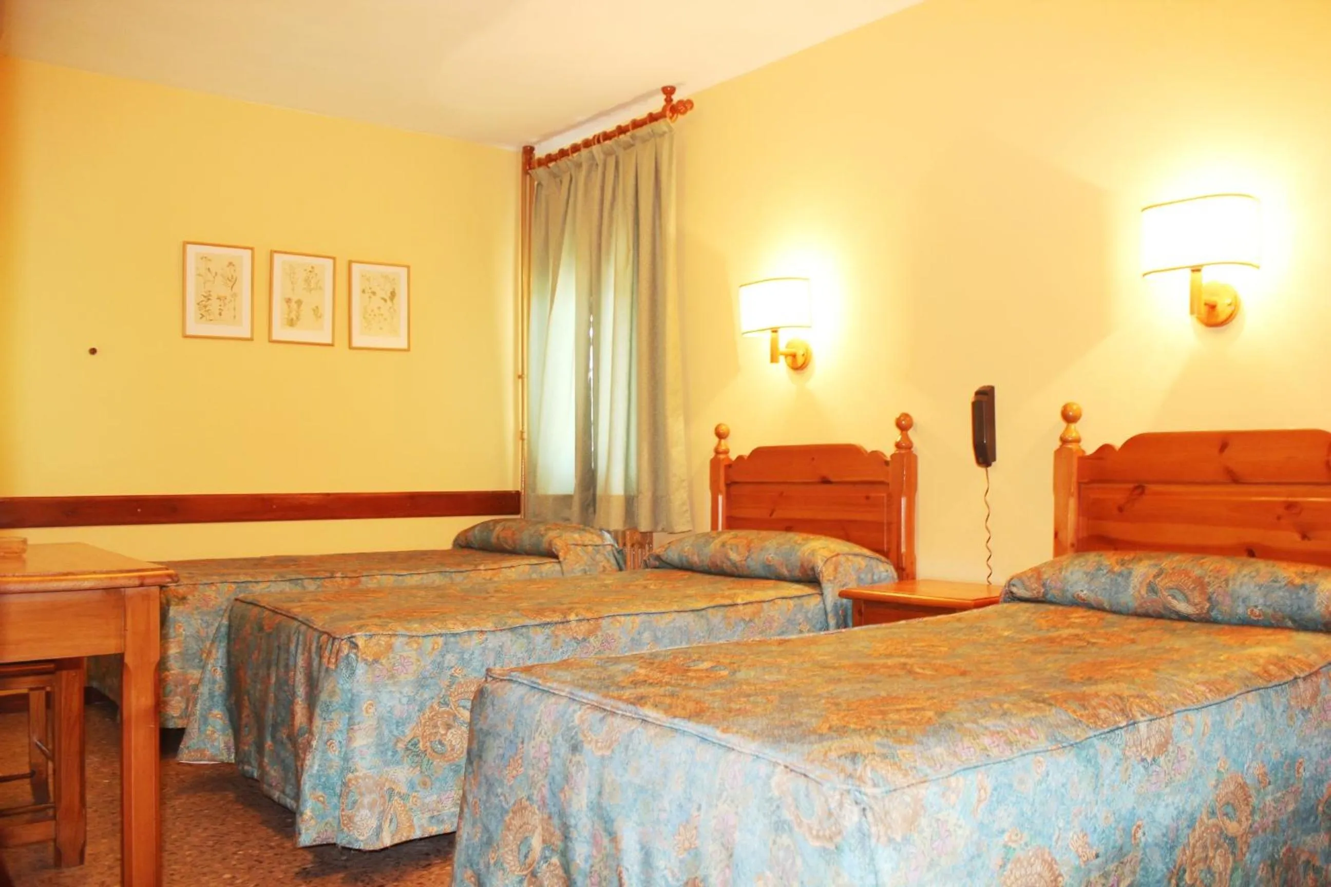 Bedroom, Bed in Hotel La Bonaigua