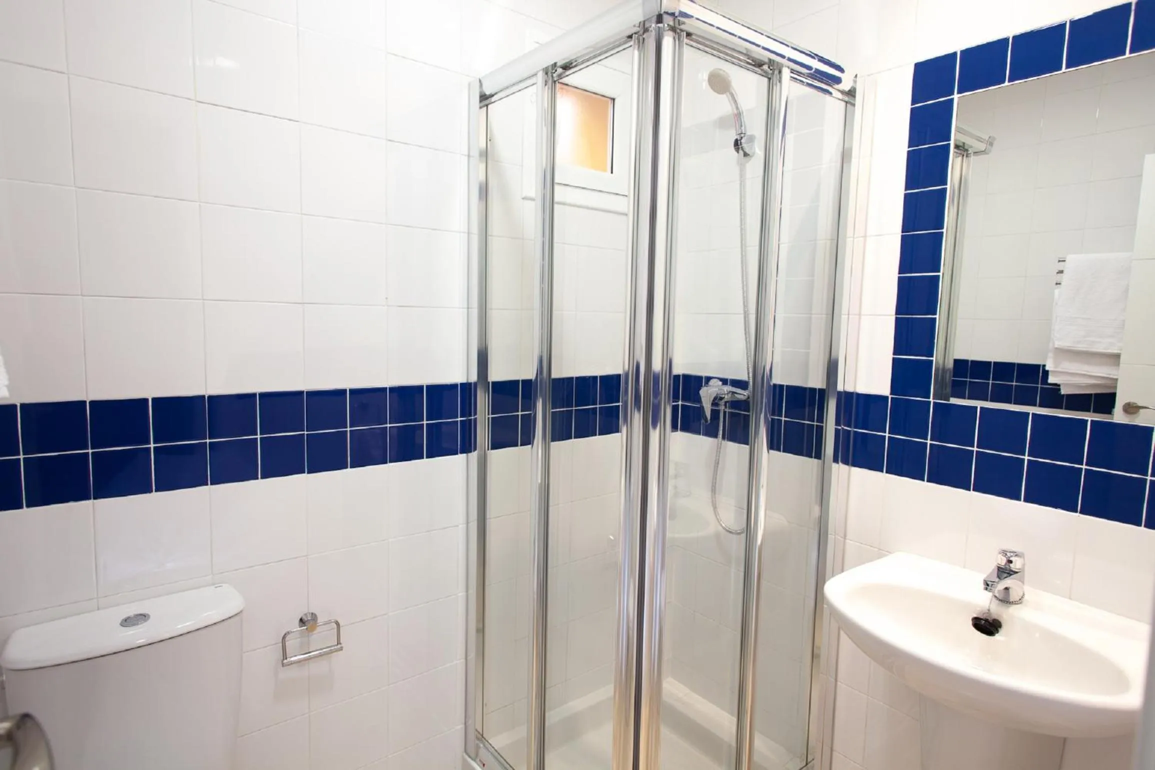 Shower in Reservaloen Plaza del Salvador