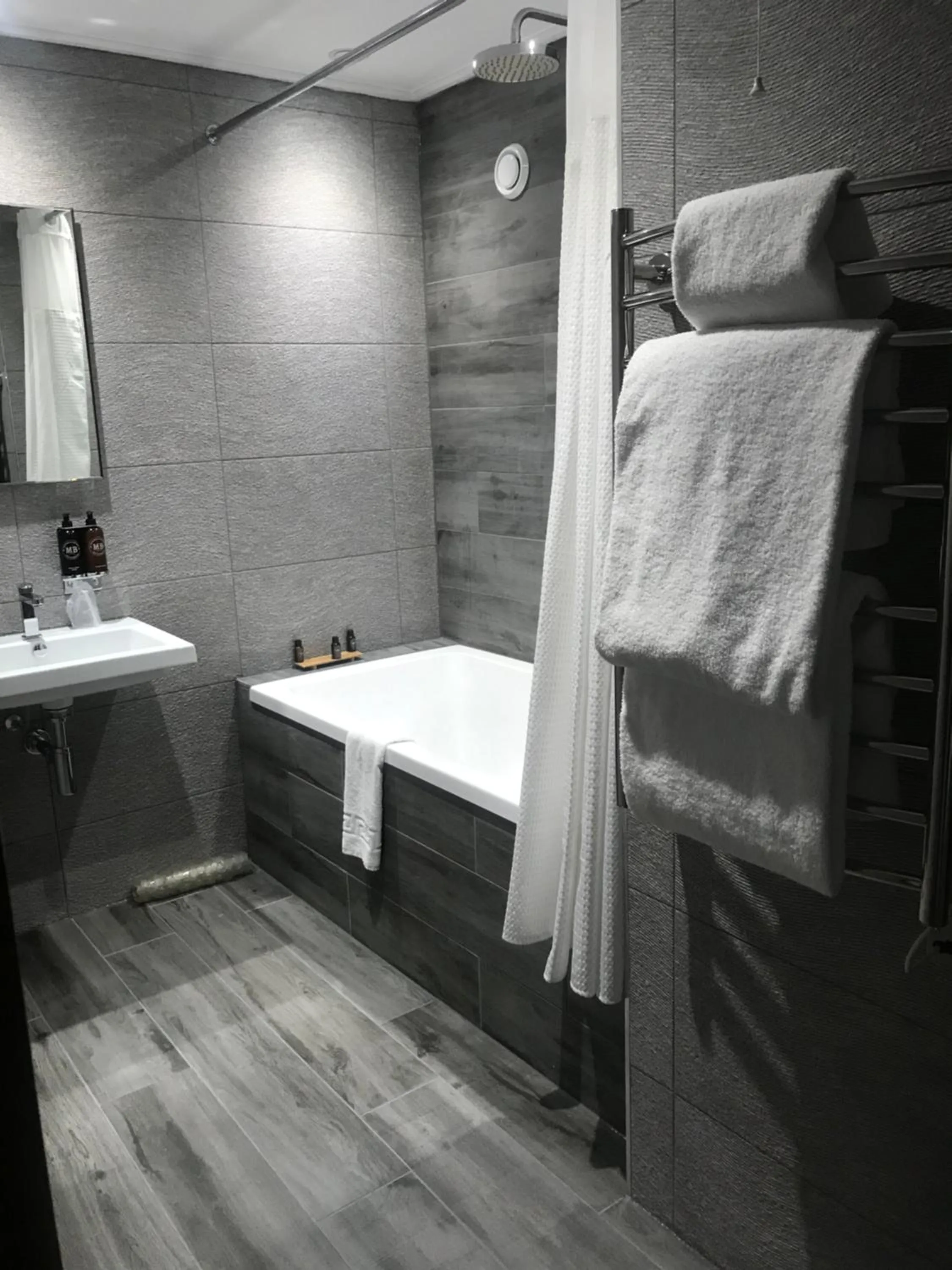 Bathroom, Bed in The Lodge On Loch Lomond Hotel