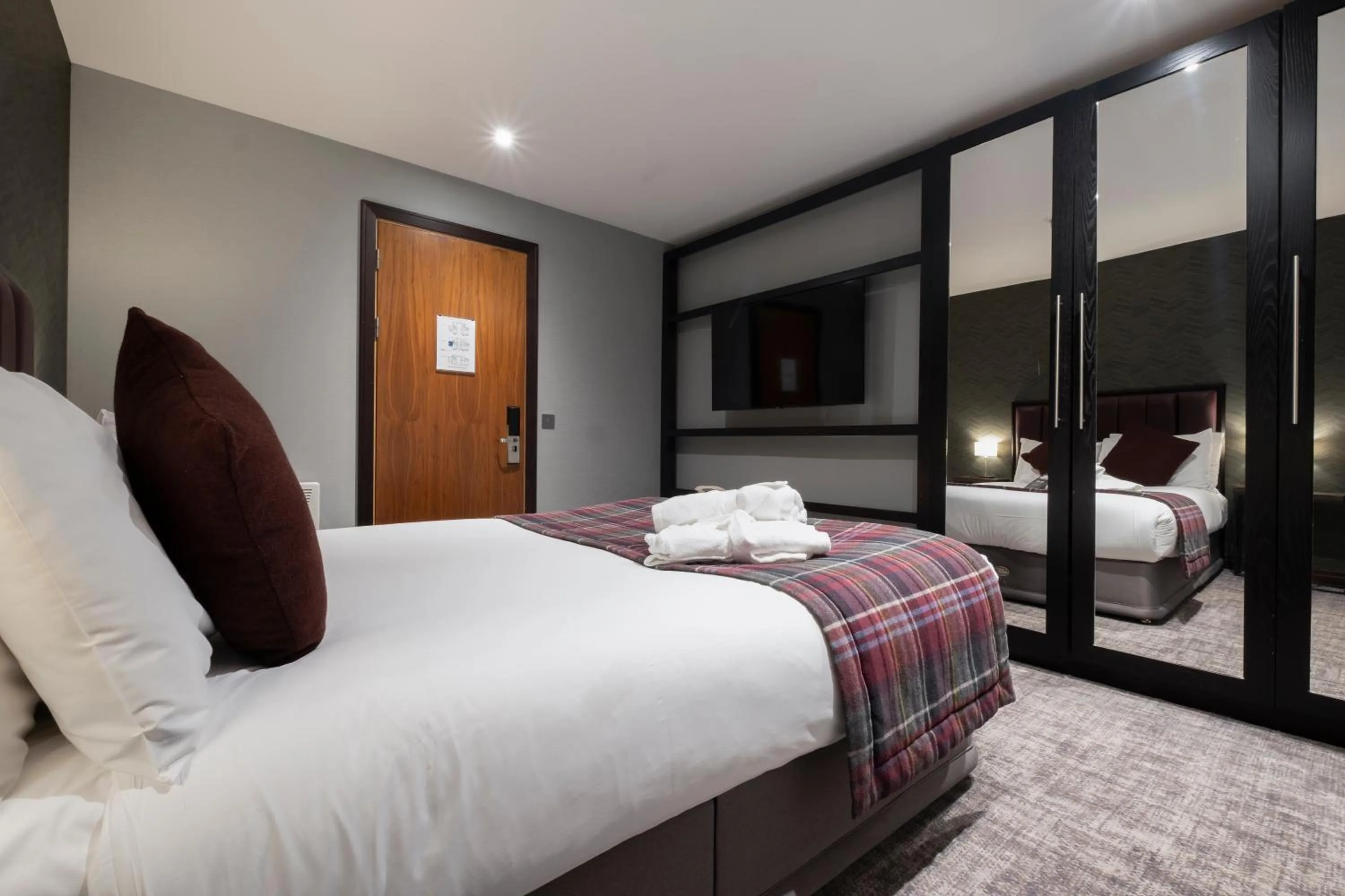 Bedroom, Bed in The Lodge On Loch Lomond Hotel