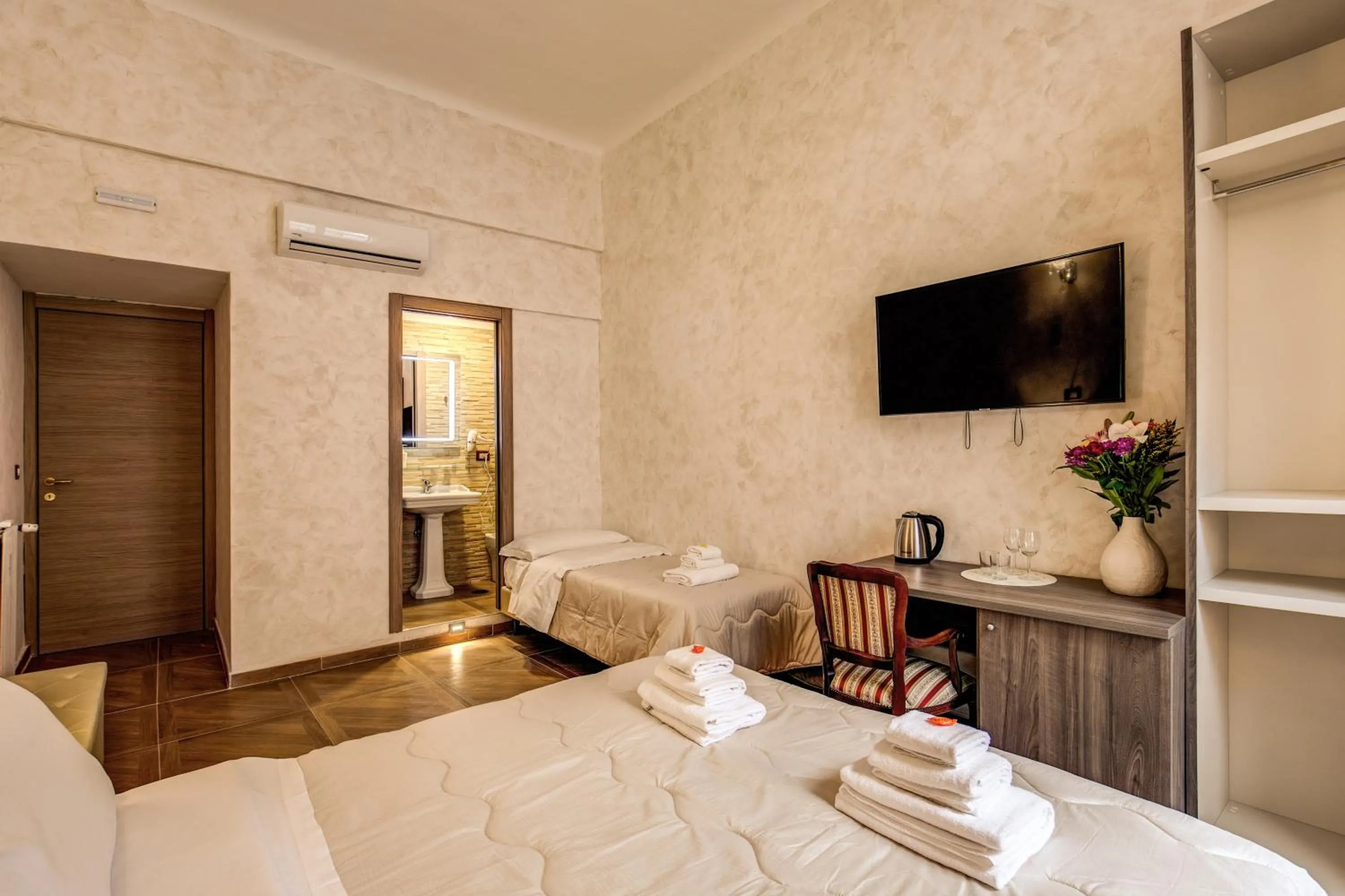 Bed in AMICI GUESTHOUSE