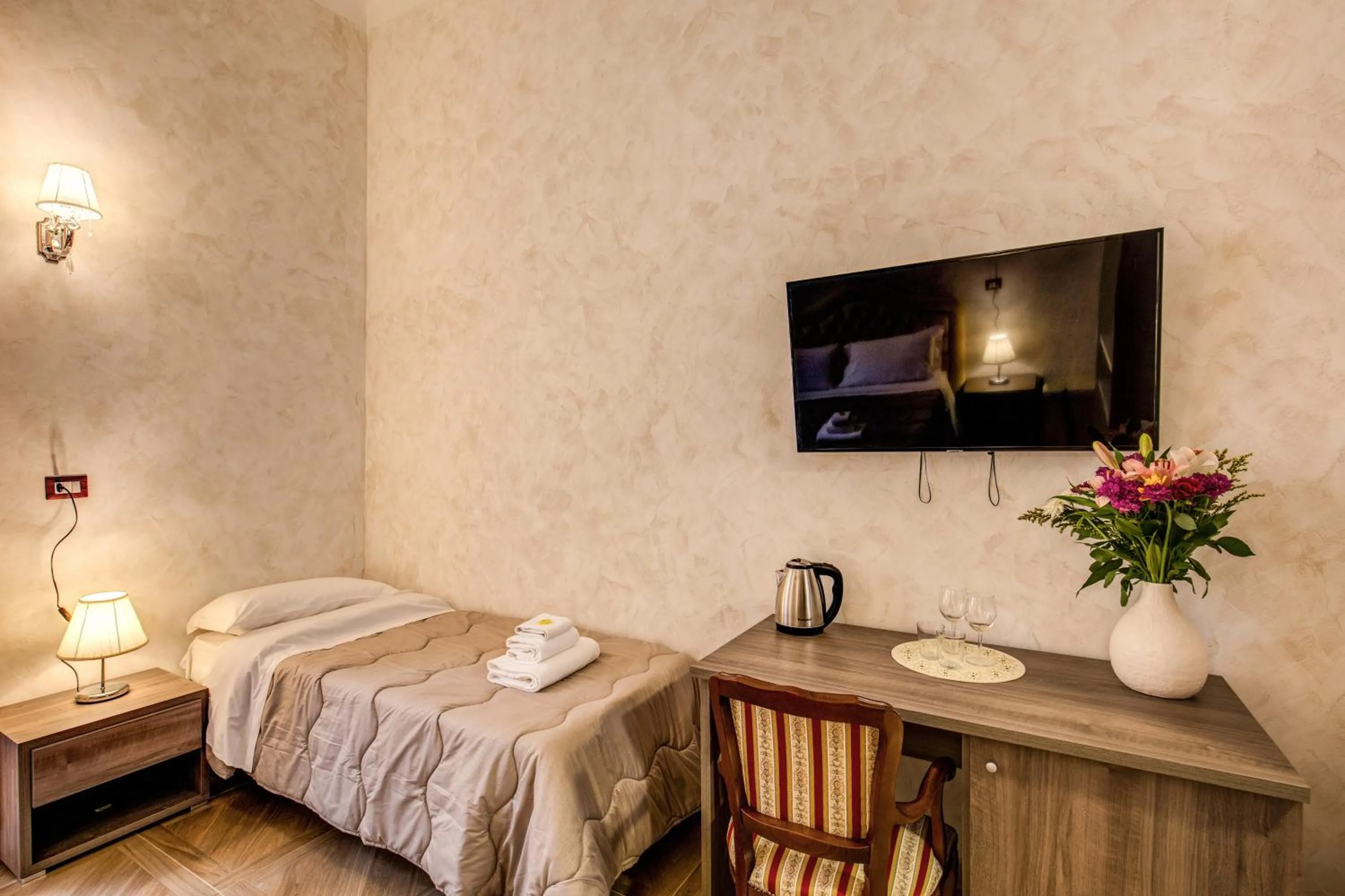 Bed in AMICI GUESTHOUSE