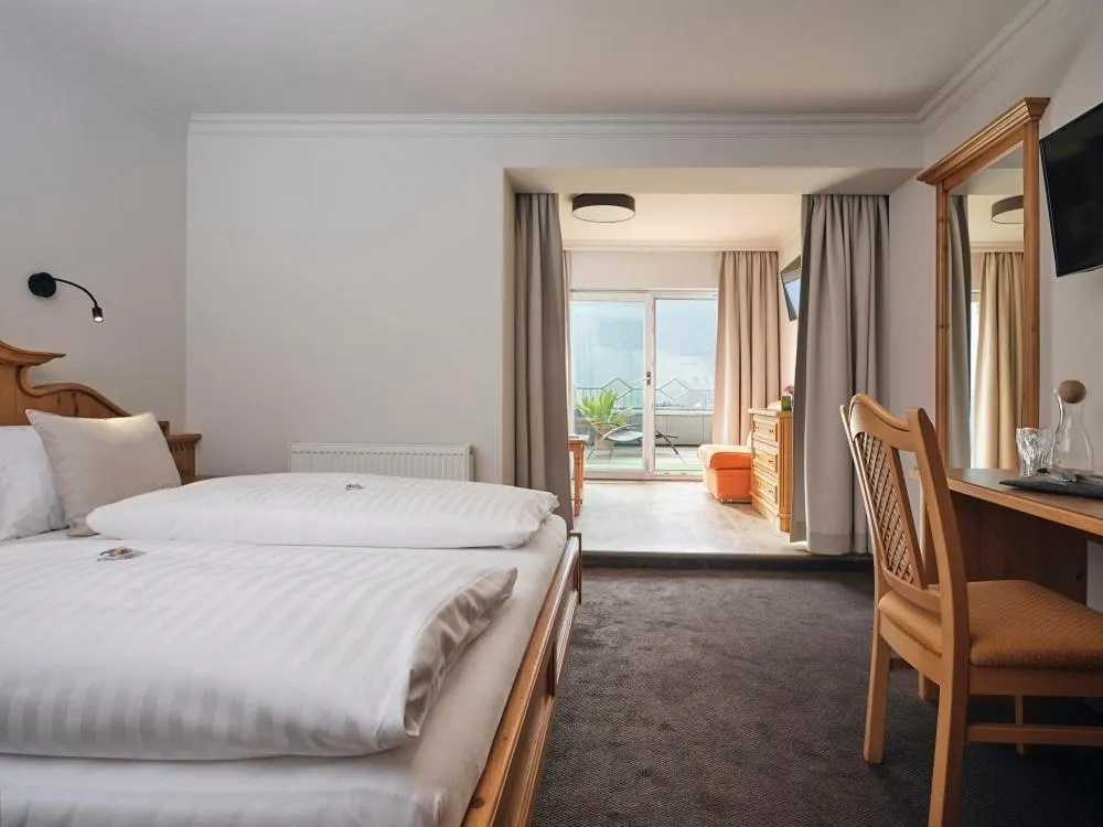 Photo of the whole room, Bed in Hotel Garni Pinzgau, Fabian Hüttl