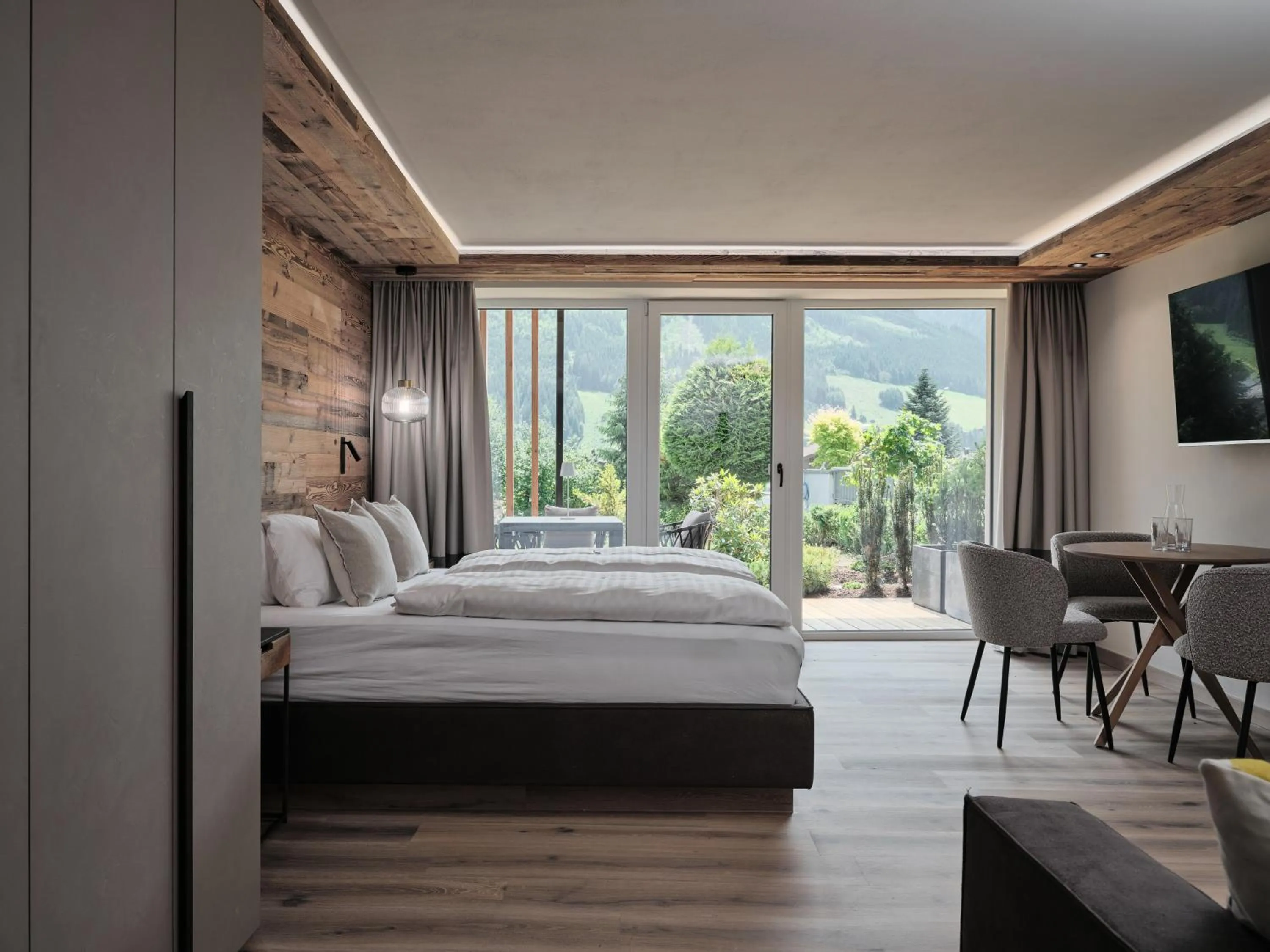 Photo of the whole room, Bed in Hotel Garni Pinzgau, Fabian Hüttl