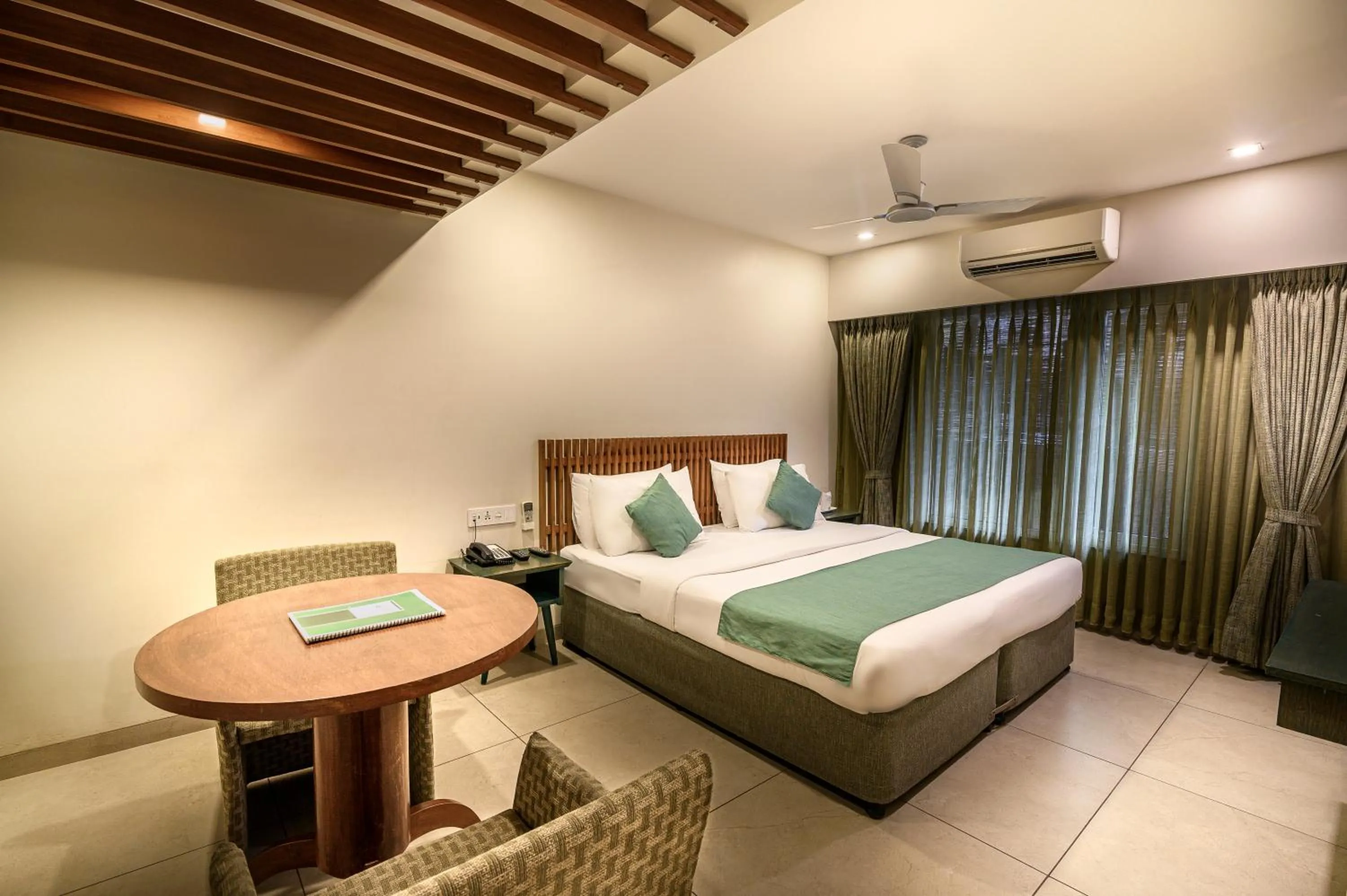 Bedroom, Bed in Budget Inn Bellevue