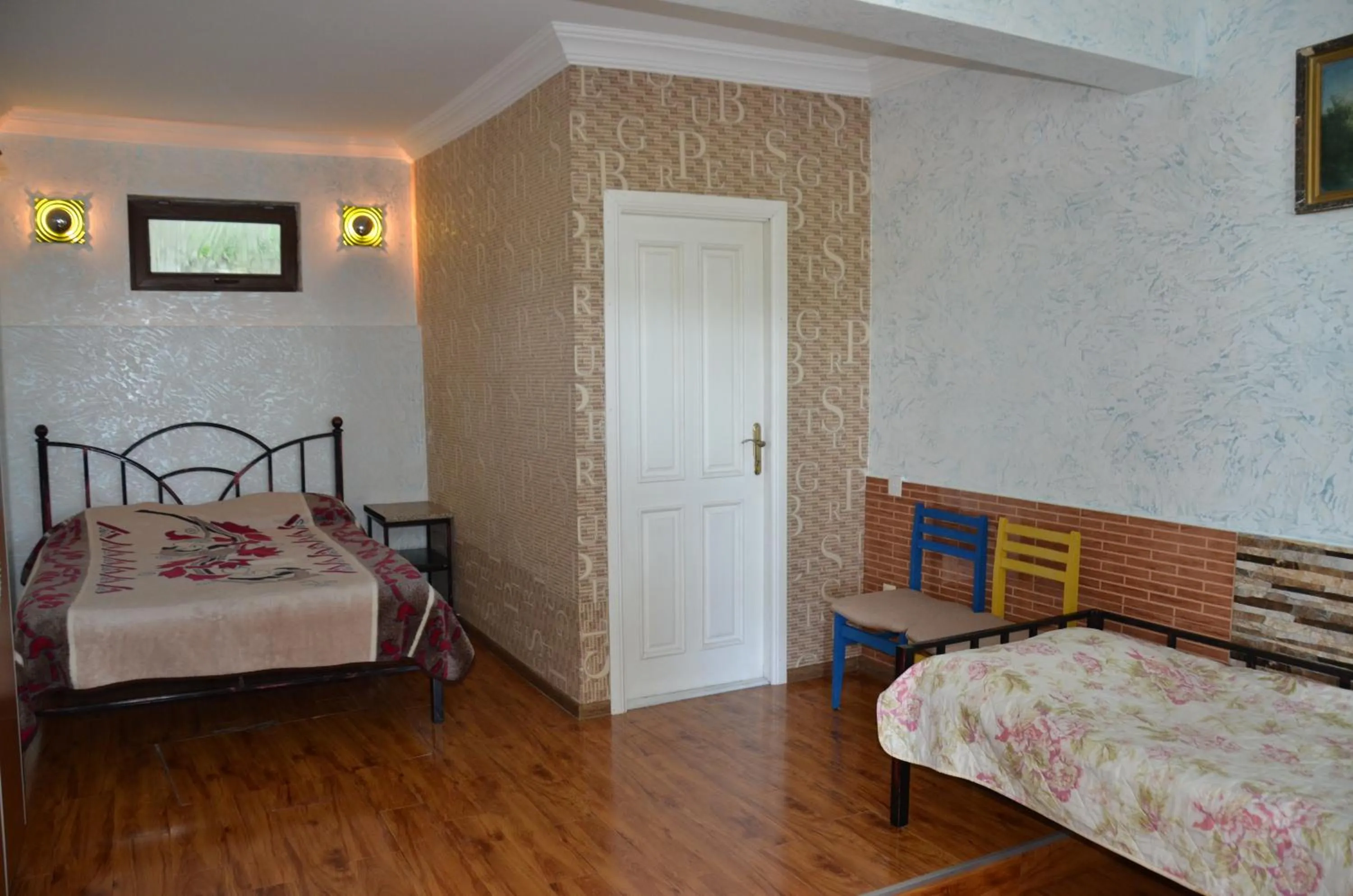 Photo of the whole room in TJ Guest House