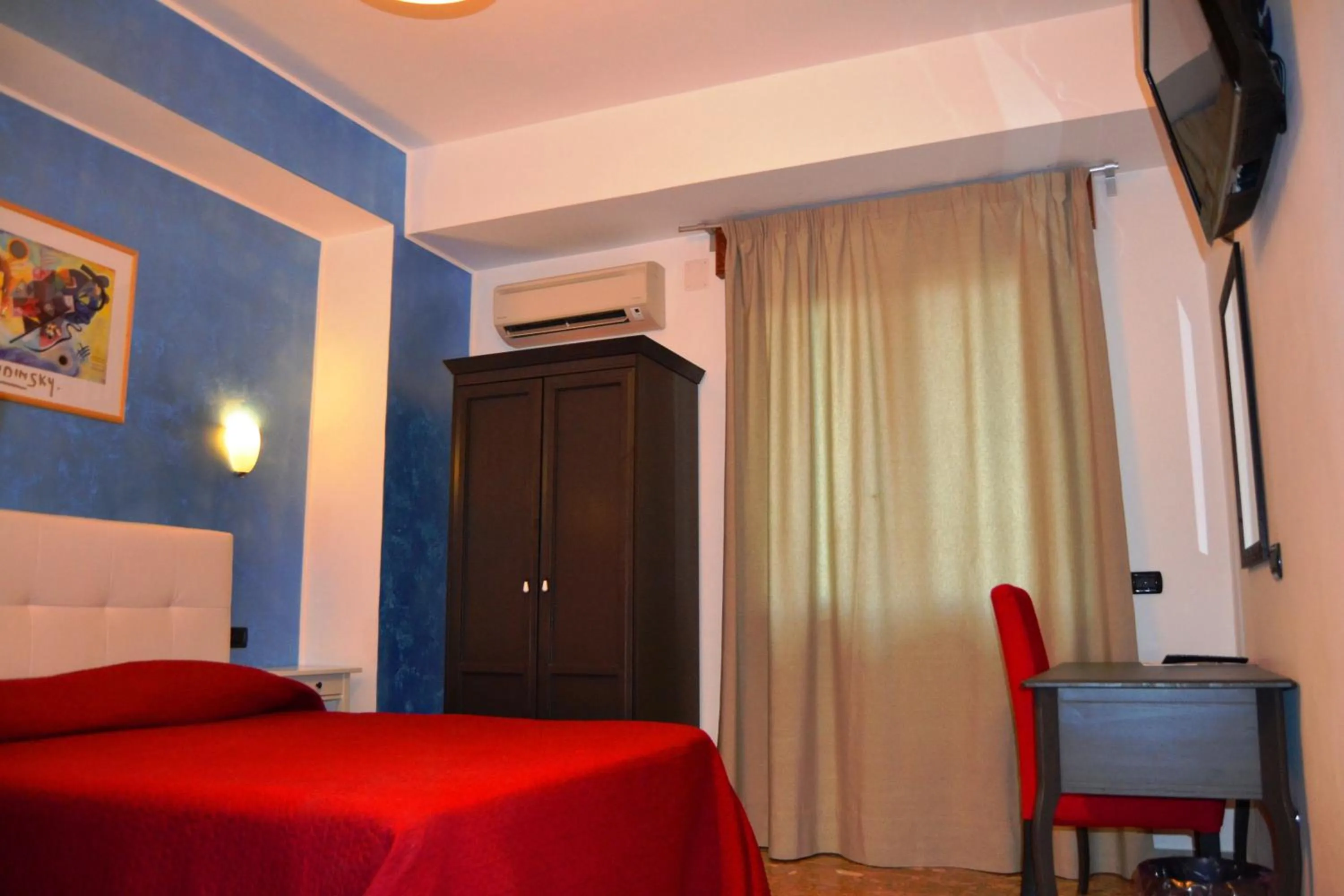 Bedroom, Bed in Diana Inn Accommodations