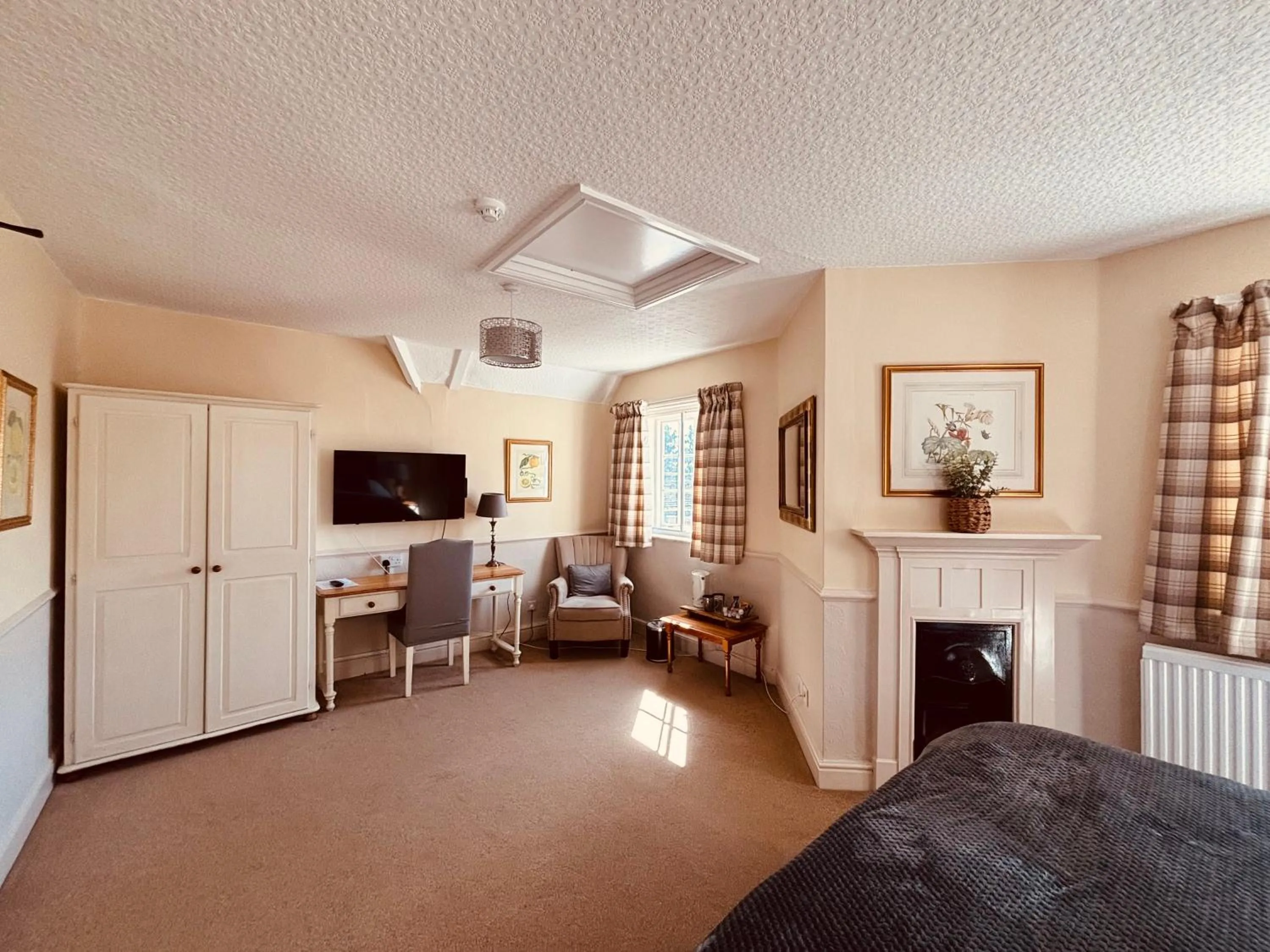 Communal lounge/ TV room in The Sibson Inn Hotel