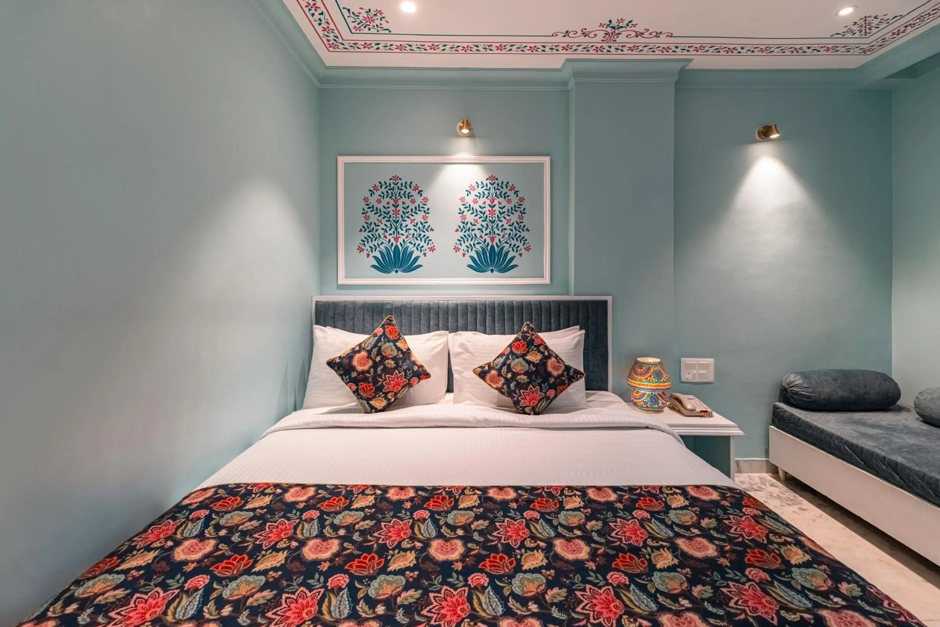 Bed in The Everest Hill Resort & Spa-Kumbhalgarh