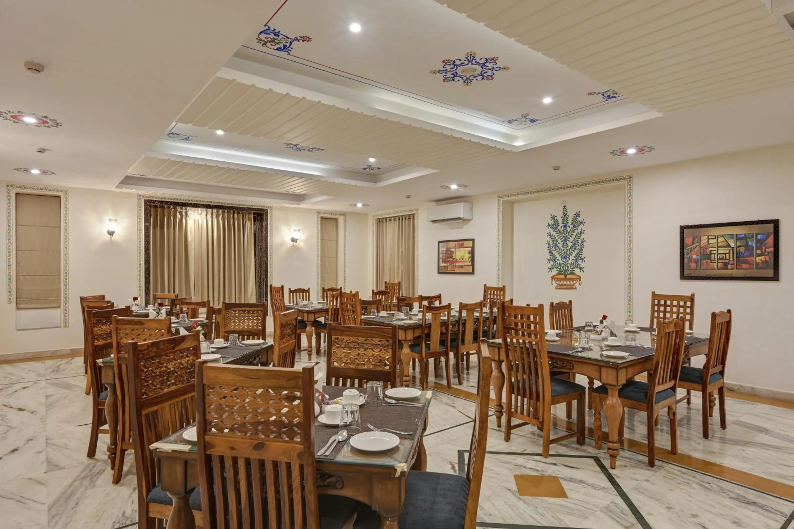 Restaurant/places to eat in The Everest Hill Resort & Spa-Kumbhalgarh