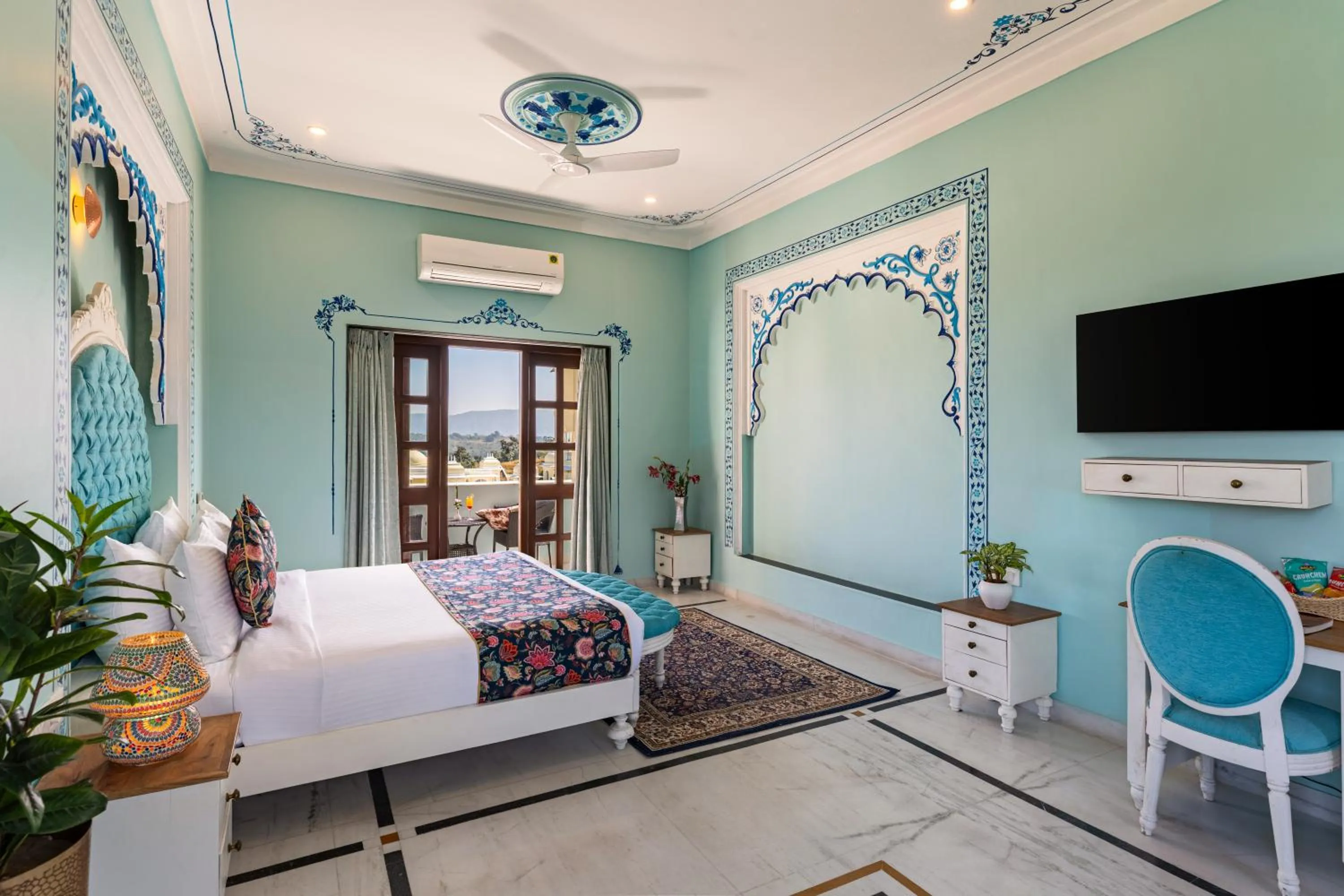 Bed in The Everest Hill Resort & Spa-Kumbhalgarh