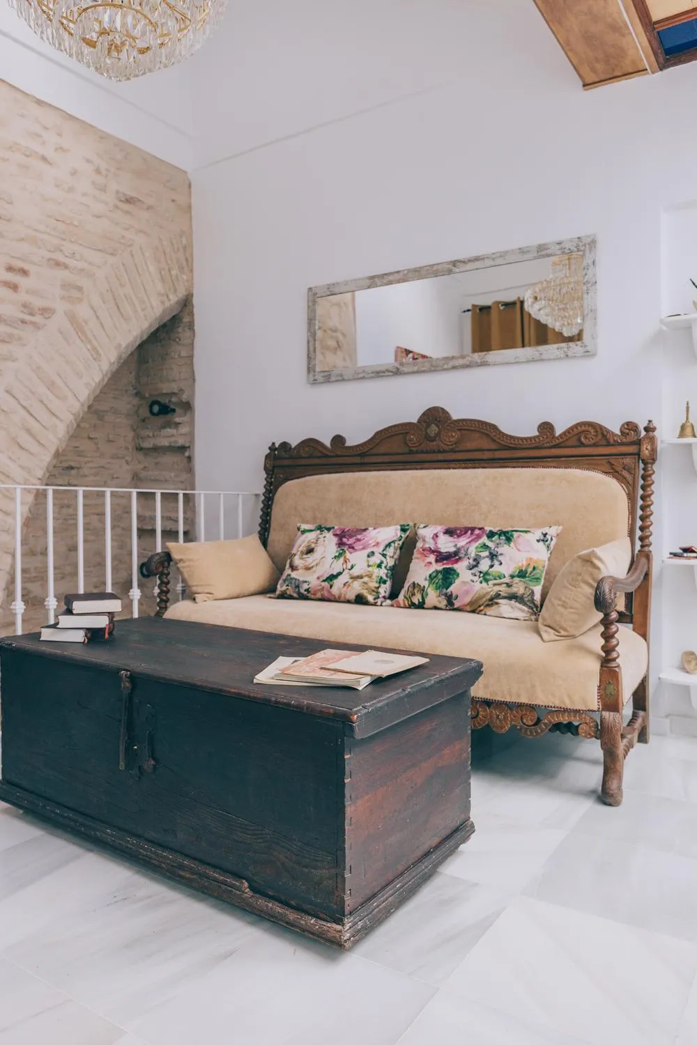 Seating area, Bed in Alcázar de María
