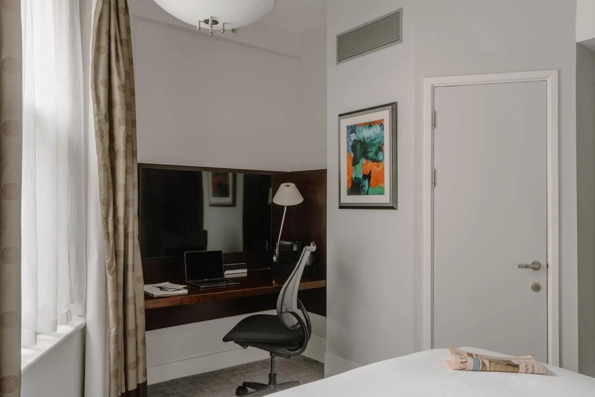 Photo of the whole room, Bed in Club Quarters Hotel Trafalgar Square, London