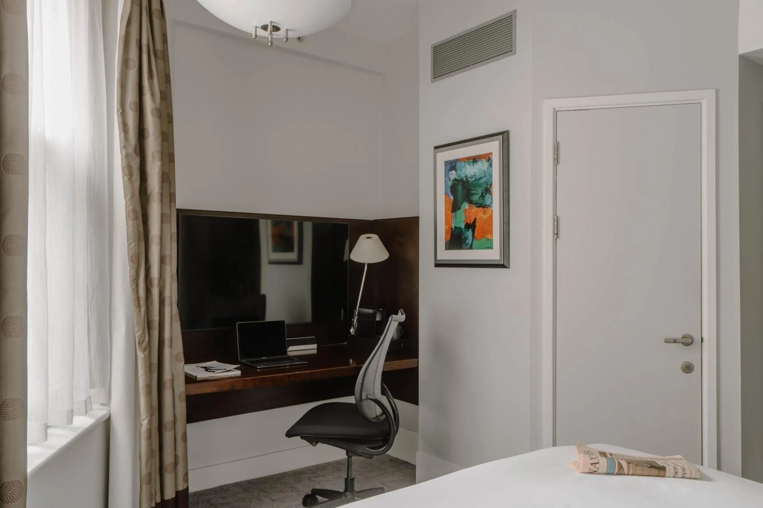 Photo of the whole room, Bed in Club Quarters Hotel Trafalgar Square, London