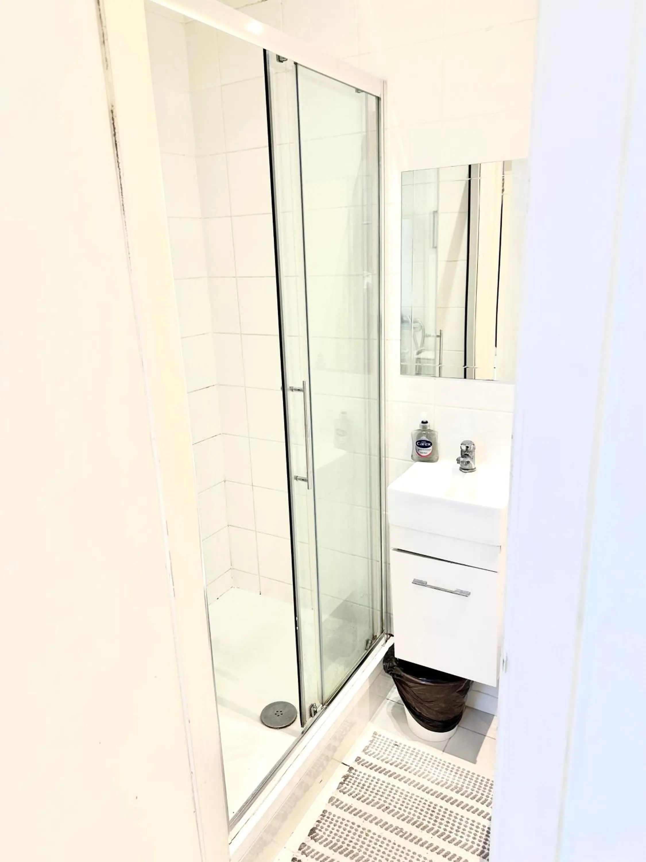 Shower in Quiet cosy rooms