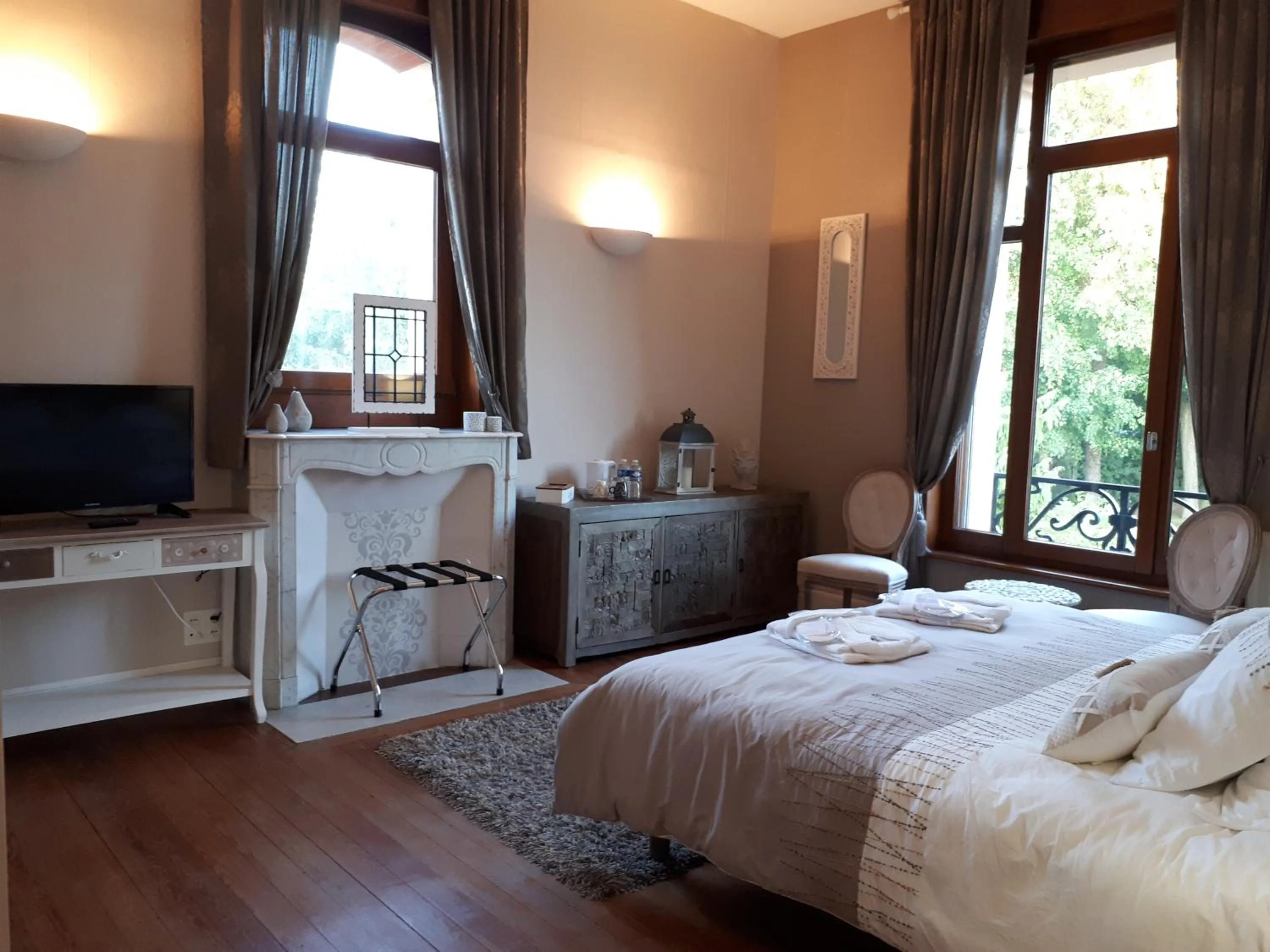 Photo of the whole room, Bed in Le Manoir de la mantille