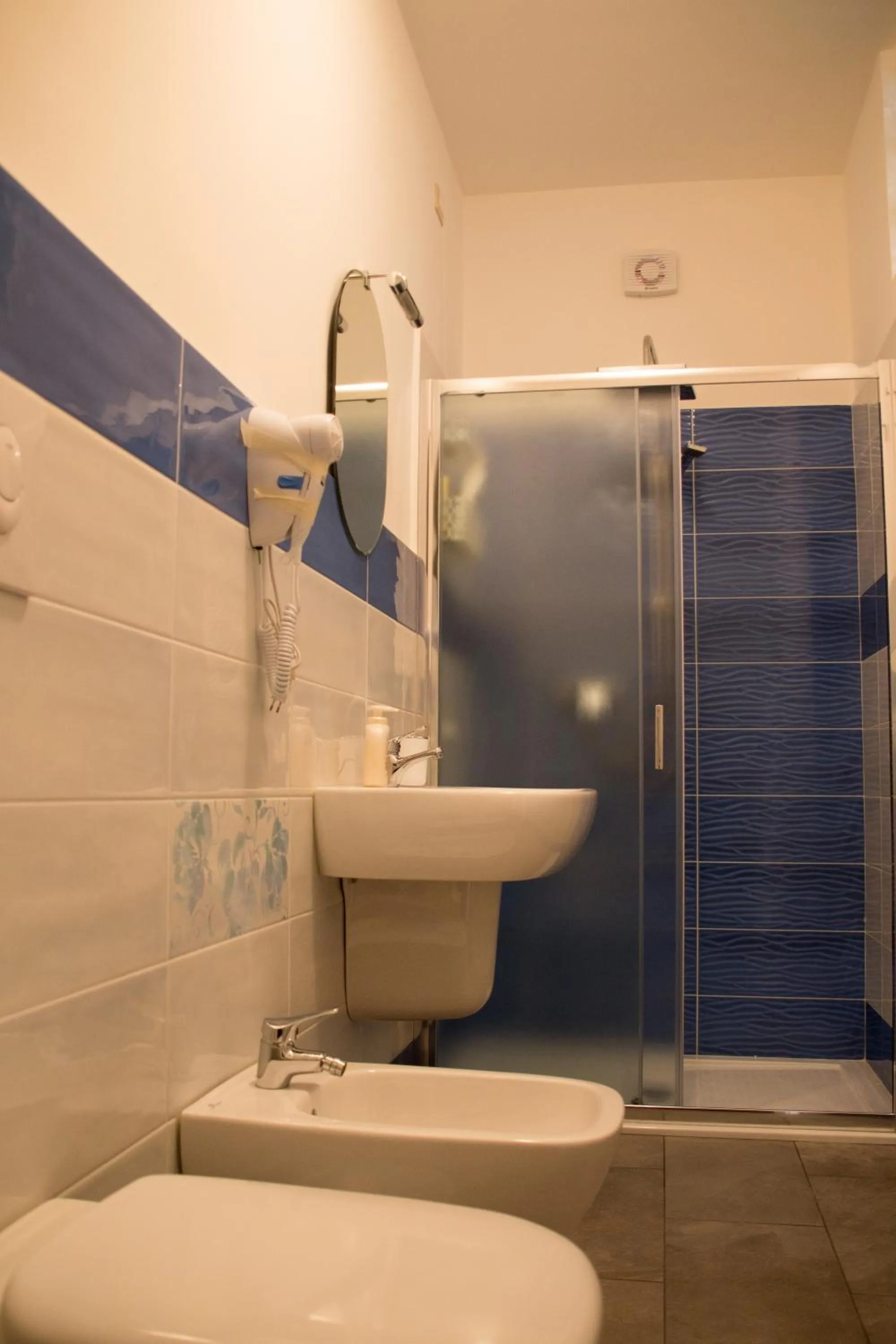 Shower in APRILE Bed and Breakfast