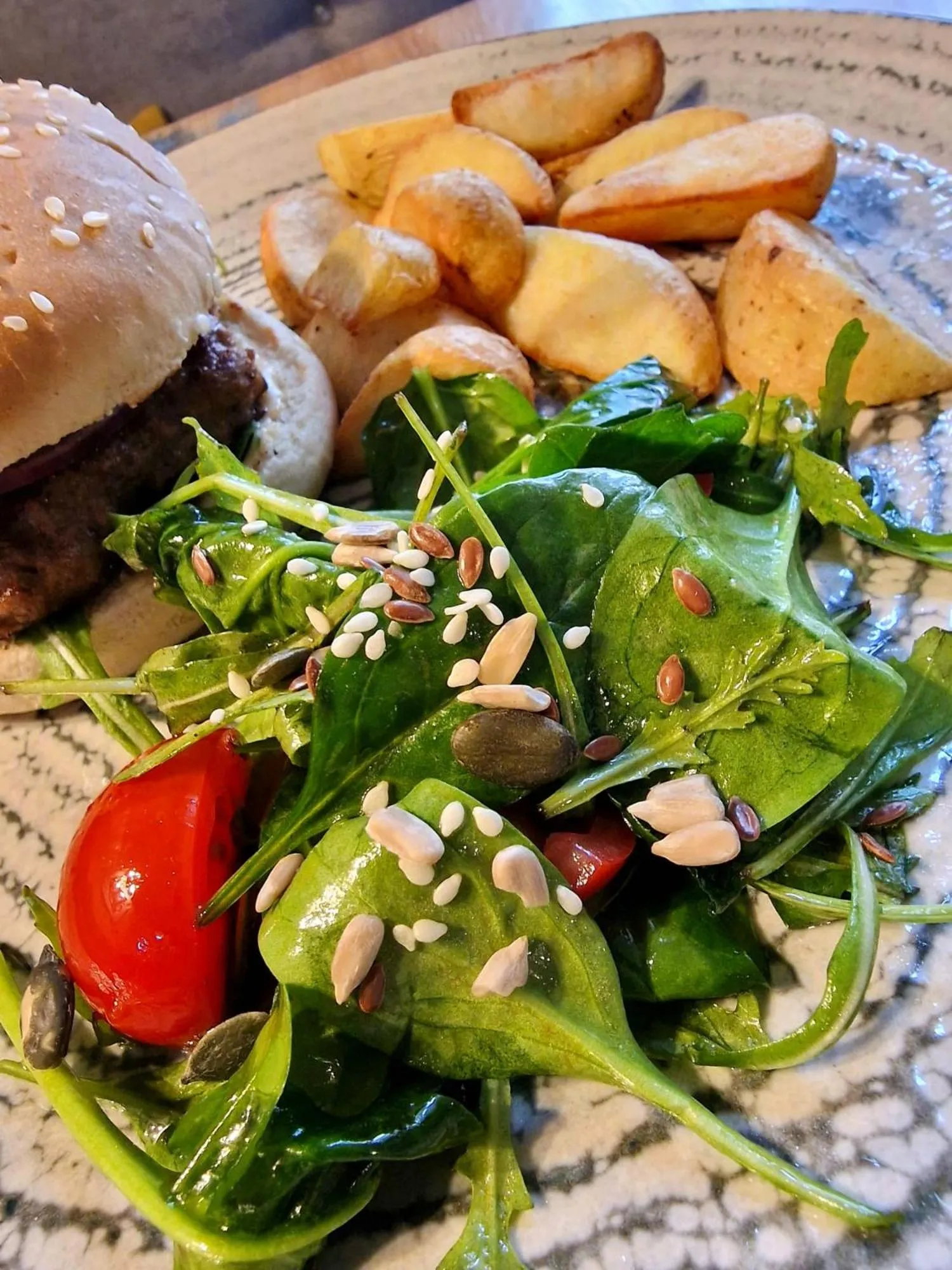 Restaurant/places to eat in Poet Pastior Residence